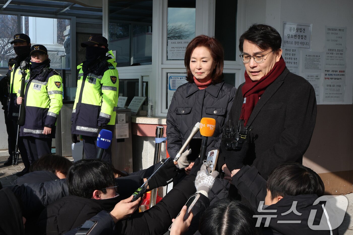 본문 이미지 - 윤상현(오른쪽), 김민전 국민의힘 의원이 7일 오전 경기 의왕시 서울구치소에서 수감 중인 윤석열 대통령을 접견한 후 취재진의 질문에 답변하고 있다.  2025.2.7/뉴스1 ⓒ News1 신웅수 기자