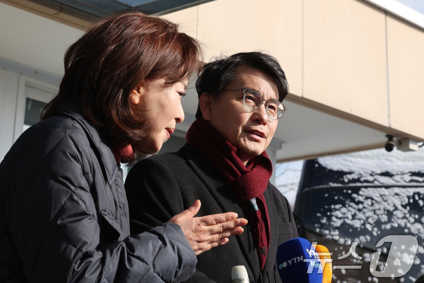 본문 이미지 - 윤상현(오른쪽), 김민전 국민의힘 의원이 7일 오전 경기 의왕시 서울구치소에서 수감 중인 윤석열 대통령을 접견한 후 취재진의 질문에 답변하고 있다.  2025.2.7/뉴스1 ⓒ News1 신웅수 기자