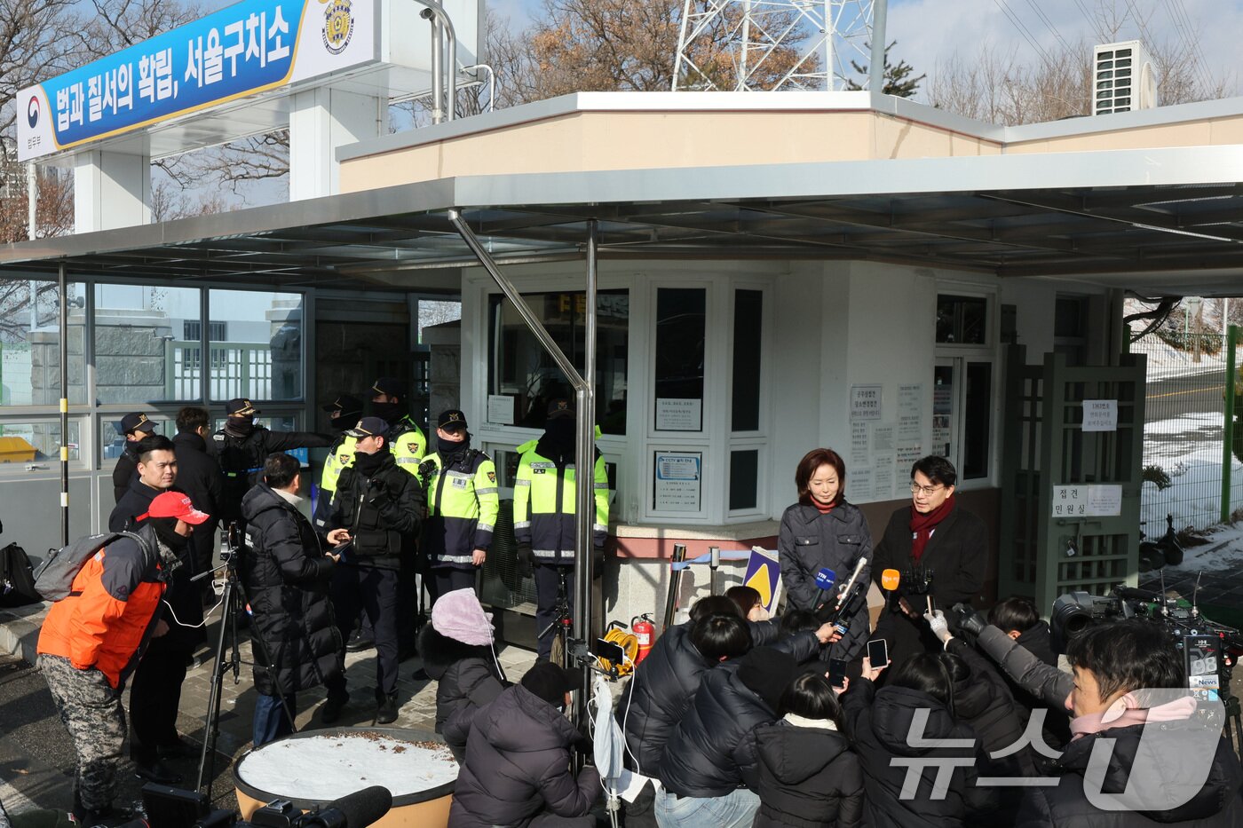 본문 이미지 - 윤상현(오른쪽), 김민전 국민의힘 의원이 7일 오전 경기 의왕시 서울구치소에서 수감 중인 윤석열 대통령을 접견한 후 취재진의 질문에 답변하고 있다.  2025.2.7/뉴스1 ⓒ News1 신웅수 기자