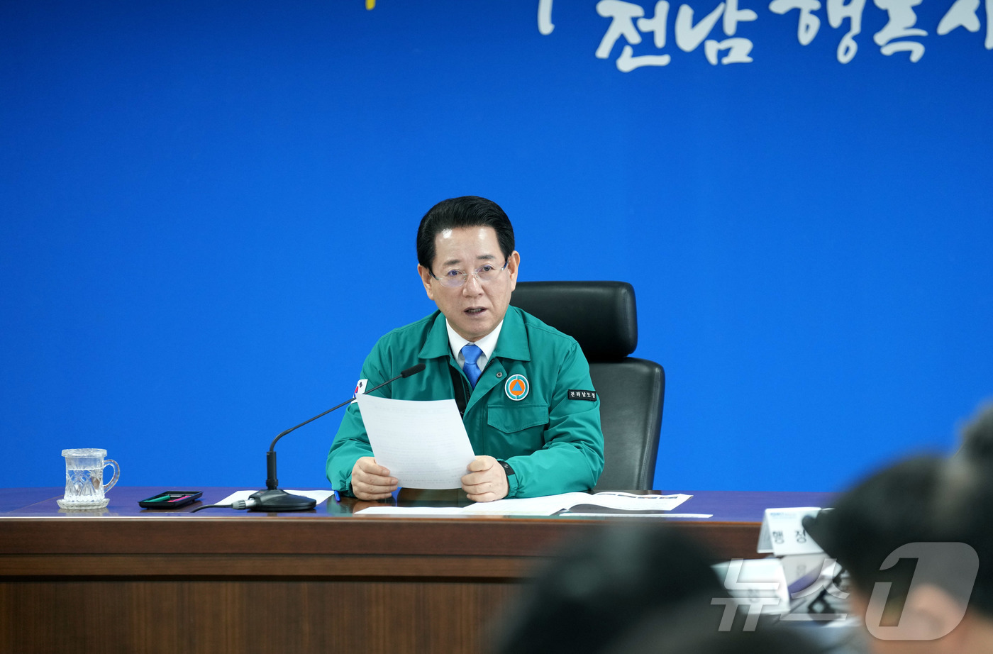 (무안=뉴스1) 전원 기자 = 김영록 전라남도지사가 7일 도청 재난종합상황실에서 실·국장 및 영상으로 연결된 시·군 부단체장들이 참석한 가운데 한파·대설 대책회의를 주재하고 있다. …