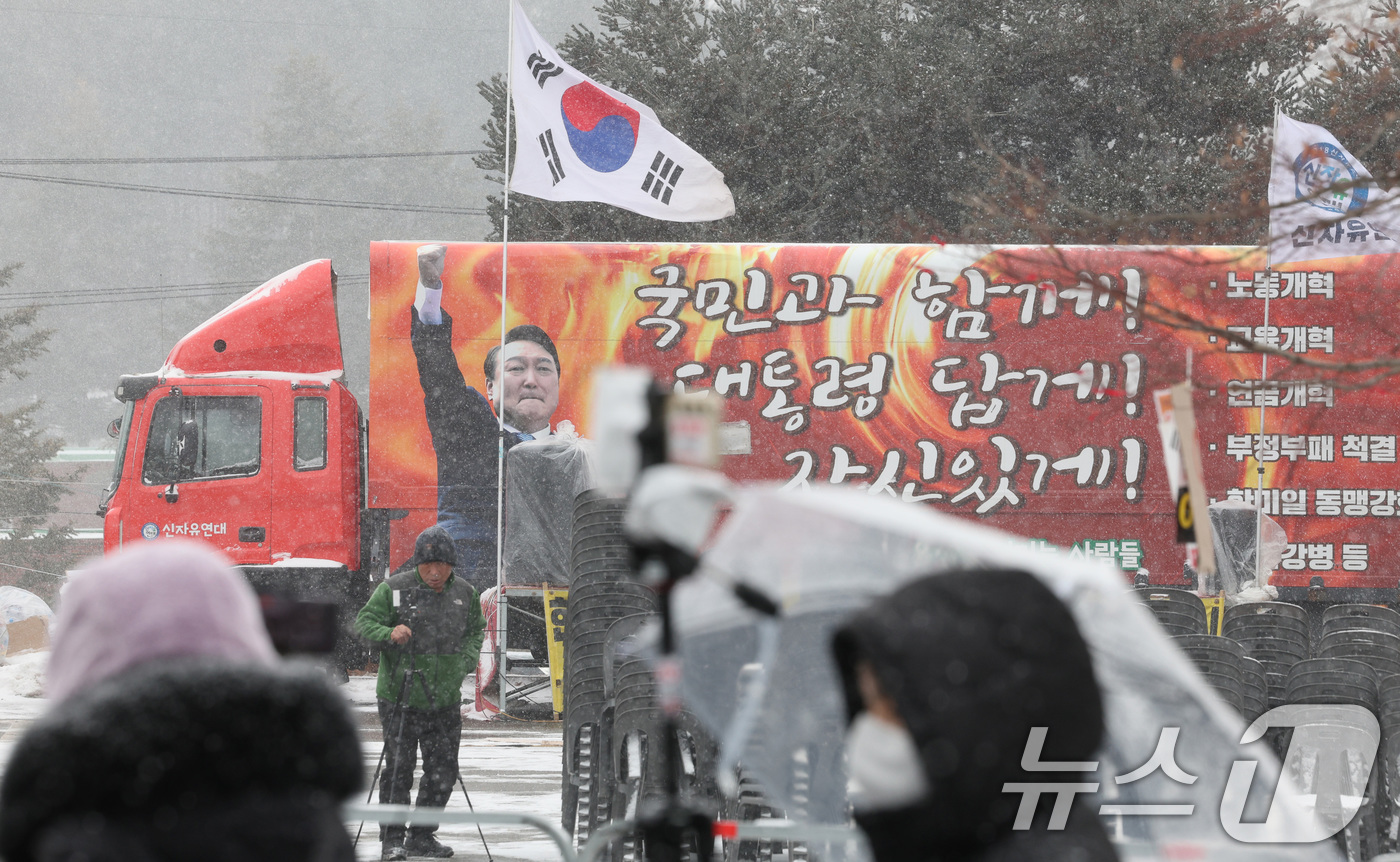 (의왕=뉴스1) 신웅수 기자 = 윤상현·김민전 국민의힘 의원이 윤석열 대통령을 접견한 7일 오전 경기 의왕시 서울구치소에서 윤 대통령의 탄핵을 반대하는 차량이 주차되어 있다.202 …
