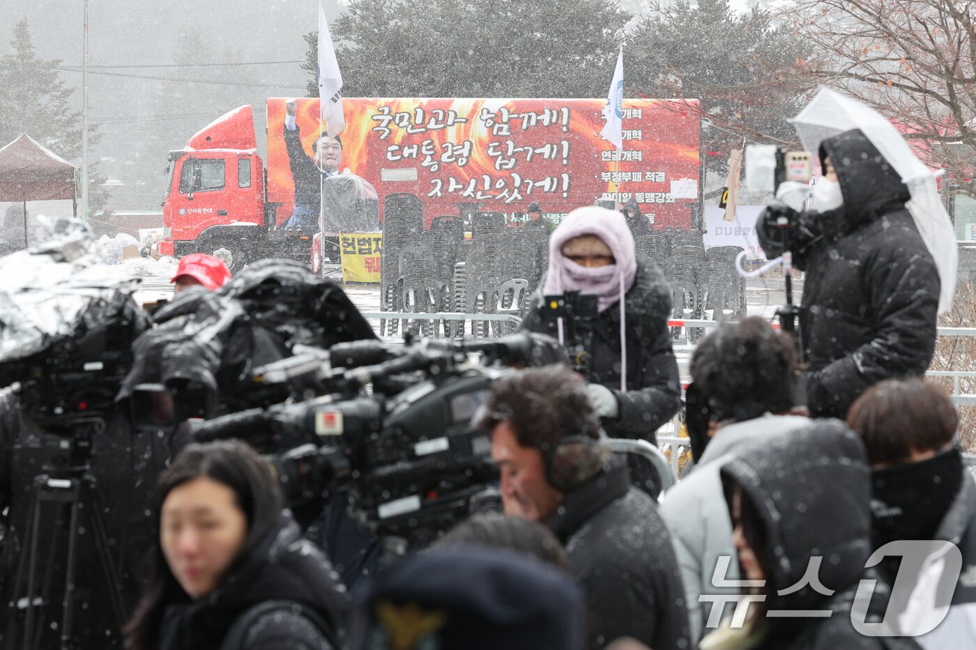 본문 이미지 - 윤상현·김민전 국민의힘 의원이 윤석열 대통령을 면회한 7일 오전 경기 의왕시 서울구치소에서 취재진 뒤로 윤 대통령 탄핵을 반대하는 차량이 주차되어 있다. 2025.2.7/뉴스1 ⓒ News1 신웅수 기자