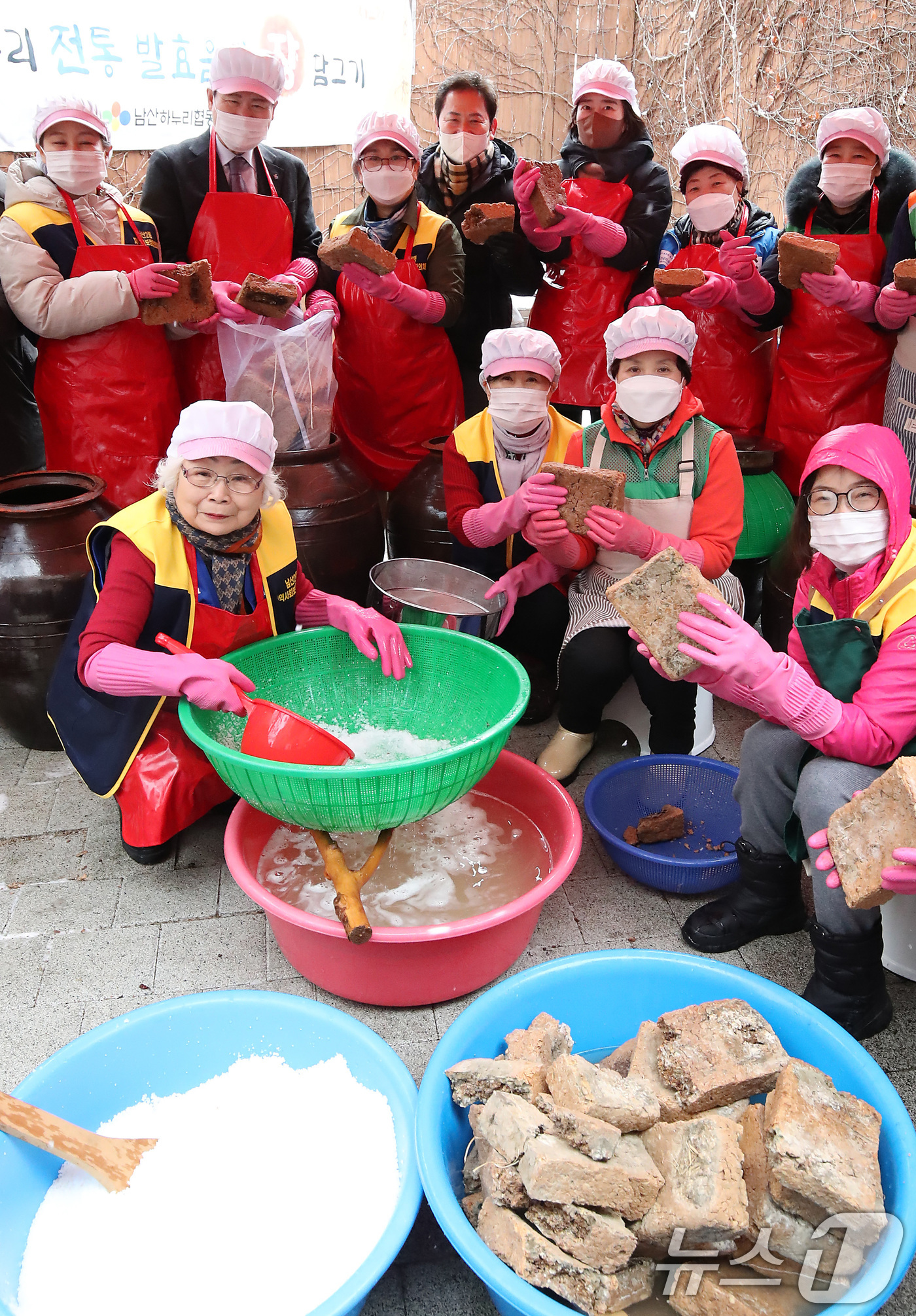 (대구=뉴스1) 공정식 기자 = 7일 오전 대구 중구 남산2동 행정복지센터에서 열린 '남산100년 된장‧간장 담그기 행사'에 참여한 지역사회보장협의체, 새마을부녀회, 바르게살기운동 …