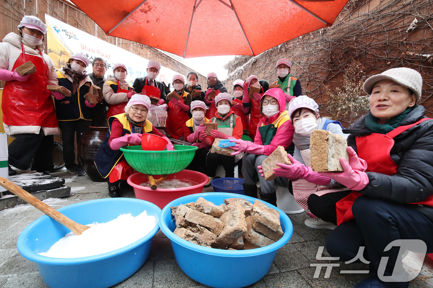 (대구=뉴스1) 공정식 기자 = 7일 오전 대구 중구 남산2동 행정복지센터에서 열린 '남산100년 된장‧간장 담그기 행사'에 참여한 지역사회보장협의체, 새마을부녀회, 바르게살기운동 …
