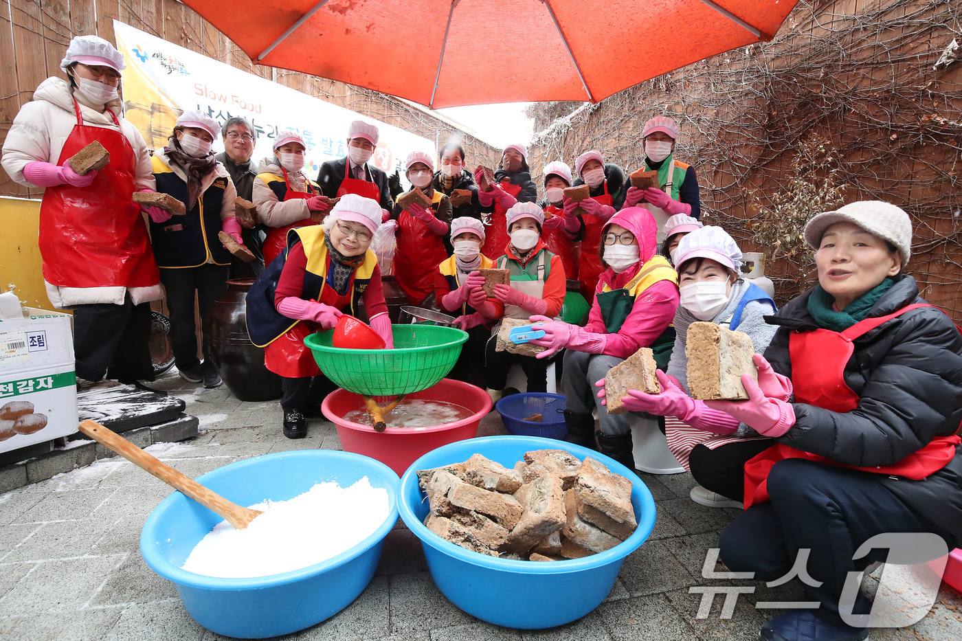(대구=뉴스1) 공정식 기자 = 7일 오전 대구 중구 남산2동 행정복지센터에서 열린 '남산100년 된장‧간장 담그기 행사'에 참여한 지역사회보장협의체, 새마을부녀회, 바르게살기운동 …
