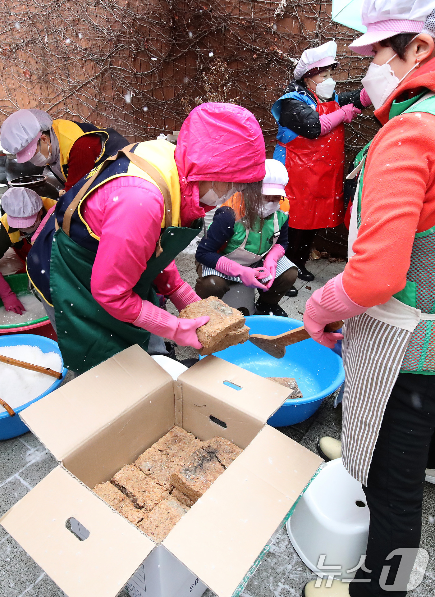(대구=뉴스1) 공정식 기자 = 7일 오전 대구 중구 남산2동 행정복지센터에서 열린 '남산100년 된장‧간장 담그기 행사'에 참여한 지역사회보장협의체, 새마을부녀회, 바르게살기운동 …