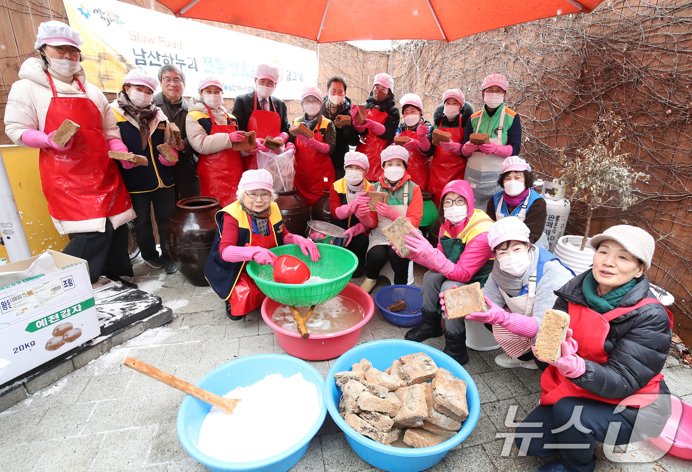 (대구=뉴스1) 공정식 기자 = 7일 오전 대구 중구 남산2동 행정복지센터에서 열린 '남산100년 된장‧간장 담그기 행사'에 참여한 지역사회보장협의체, 새마을부녀회, 바르게살기운동 …