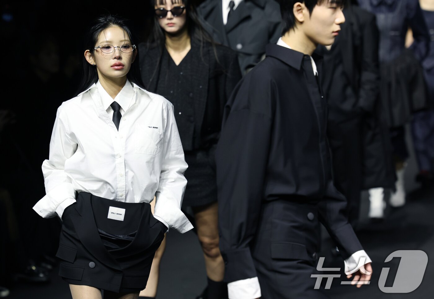 본문 이미지 - ‘故 최진실 딸’ 최준희가 7일 서울 중구 동대문디자인플라자(DDP)에서 열린 ‘2025 F/W서울패션위크’ ‘데일리미러’ 컬렉션에서 런웨이를 하고 있다. 2025.2.7/뉴스1 ⓒ News1 권현진 기자