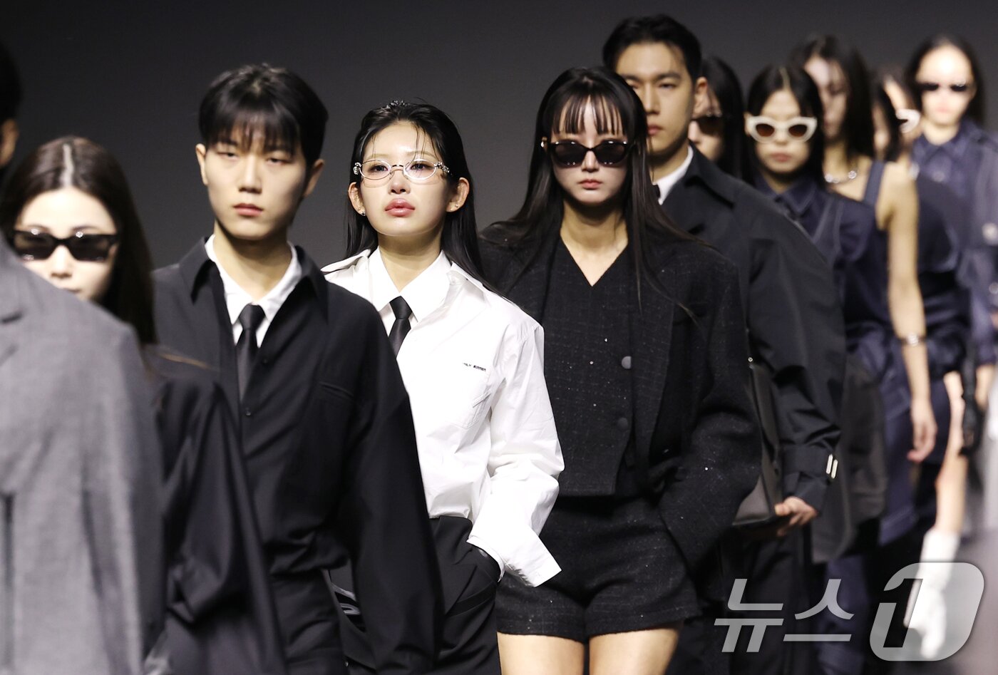 본문 이미지 - ‘故 최진실 딸’ 최준희(왼쪽 세번째)가 7일 서울 중구 동대문디자인플라자(DDP)에서 열린 ‘2025 F/W서울패션위크’ ‘데일리미러’ 컬렉션에서 모델로 변신해 런웨이를 하고 있다. ⓒ News1 권현진 기자