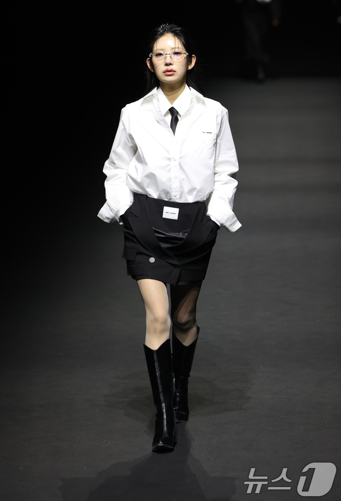 본문 이미지 - ‘故 최진실 딸’ 최준희가 7일 서울 중구 동대문디자인플라자(DDP)에서 열린 ‘2025 F/W서울패션위크’ ‘데일리미러’ 컬렉션에서 런웨이를 하고 있다. ⓒ News1 권현진 기자