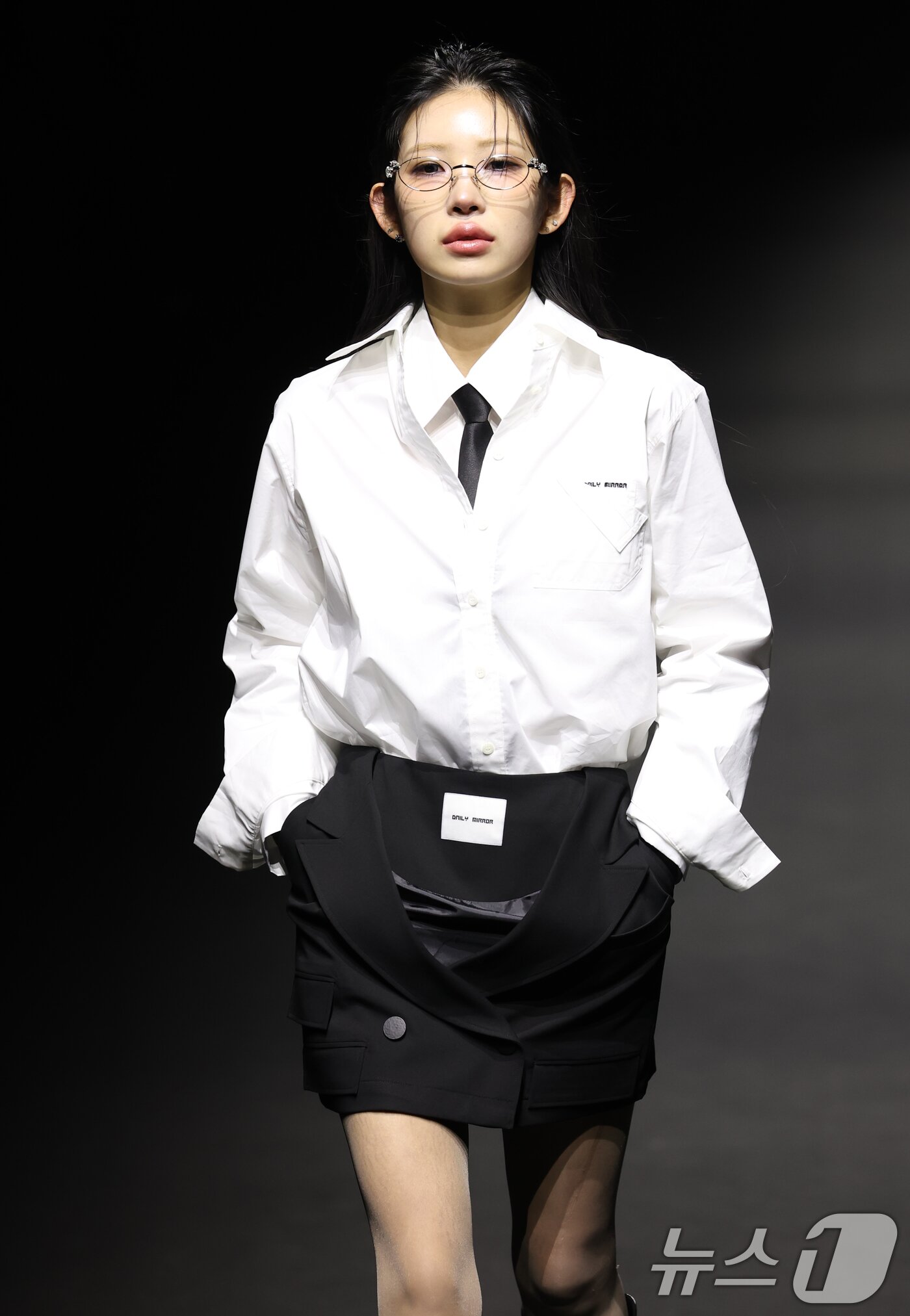 본문 이미지 - 인플루언서 최준희가 7일 서울 중구 동대문디자인플라자(DDP)에서 열린 ‘2025 F/W서울패션위크’ ‘데일리미러’ 컬렉션에서 모델로 변신해 런웨이를 하고 있다. ⓒ News1 권현진 기자