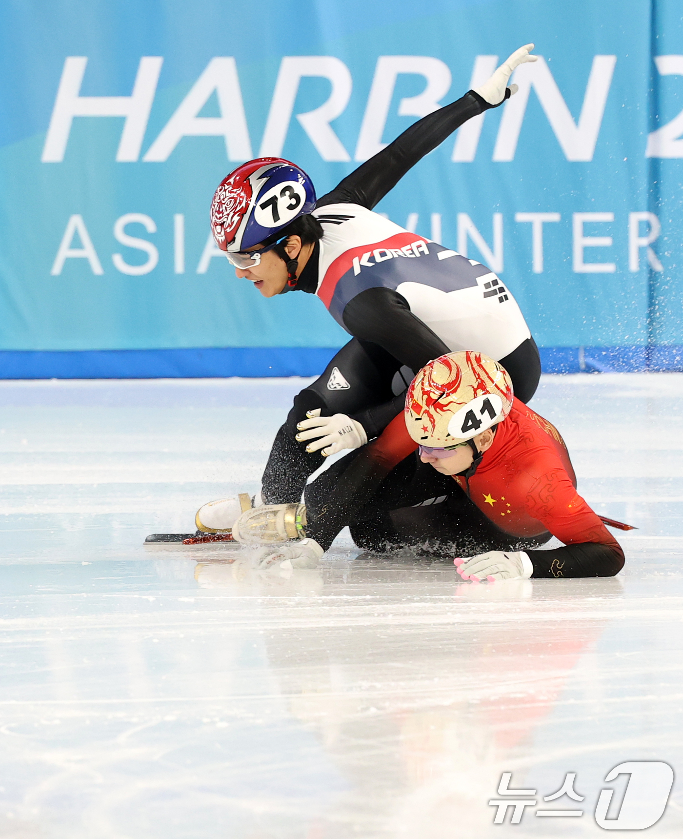 (하얼빈(중국)=뉴스1) 이승배 기자 = 7일(현지시간) 중국 헤이룽장성 하얼빈 빙상훈련센터 다목적홀에서 열린 하얼빈 동계아시안게임 쇼트트랙 남자 500ｍ 예선에서 김태성이 중국 …