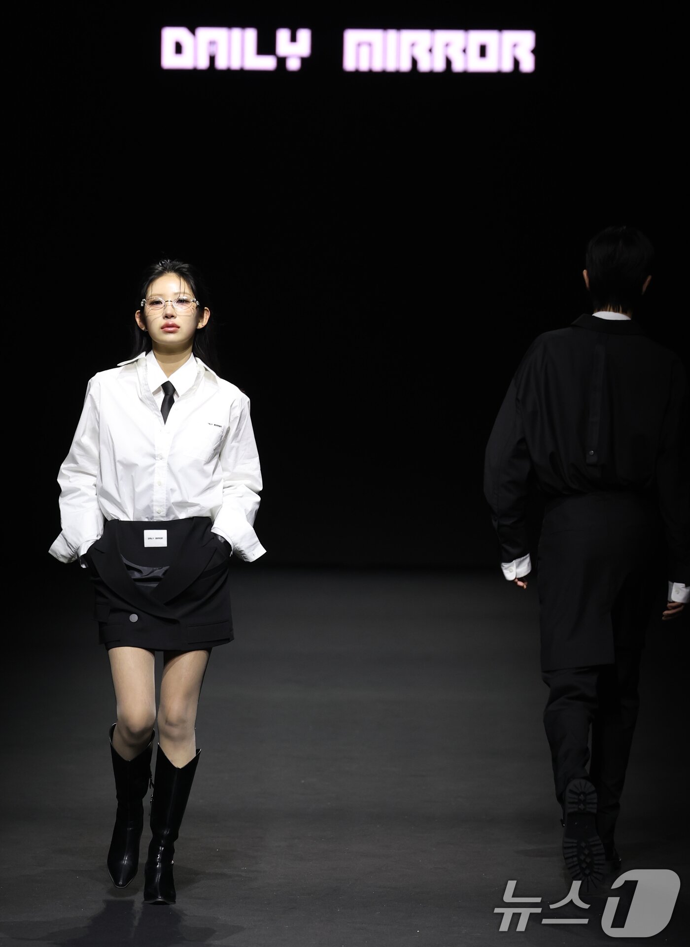 본문 이미지 - 인플루언서 최준희가 7일 서울 중구 동대문디자인플라자(DDP)에서 열린 ‘2025 F/W서울패션위크’ ‘데일리미러’ 컬렉션에서 모델로 변신해 런웨이를 하고 있다. 2025.2.7/뉴스1 ⓒ News1 권현진 기자