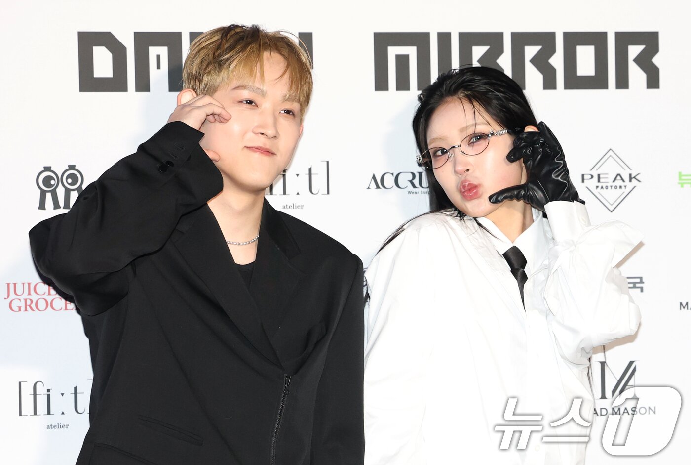 본문 이미지 - ‘故 최진실 자녀’ 최환희(활동명 지플랫)와 최준희(오른쪽)가 7일 서울 중구 동대문디자인플라자(DDP)에서 열린 ‘2025 F/W서울패션위크’ ‘데일리미러’ 컬렉션에서 볼 하트 포즈를 취하고 있다. ⓒ News1 권현진 기자