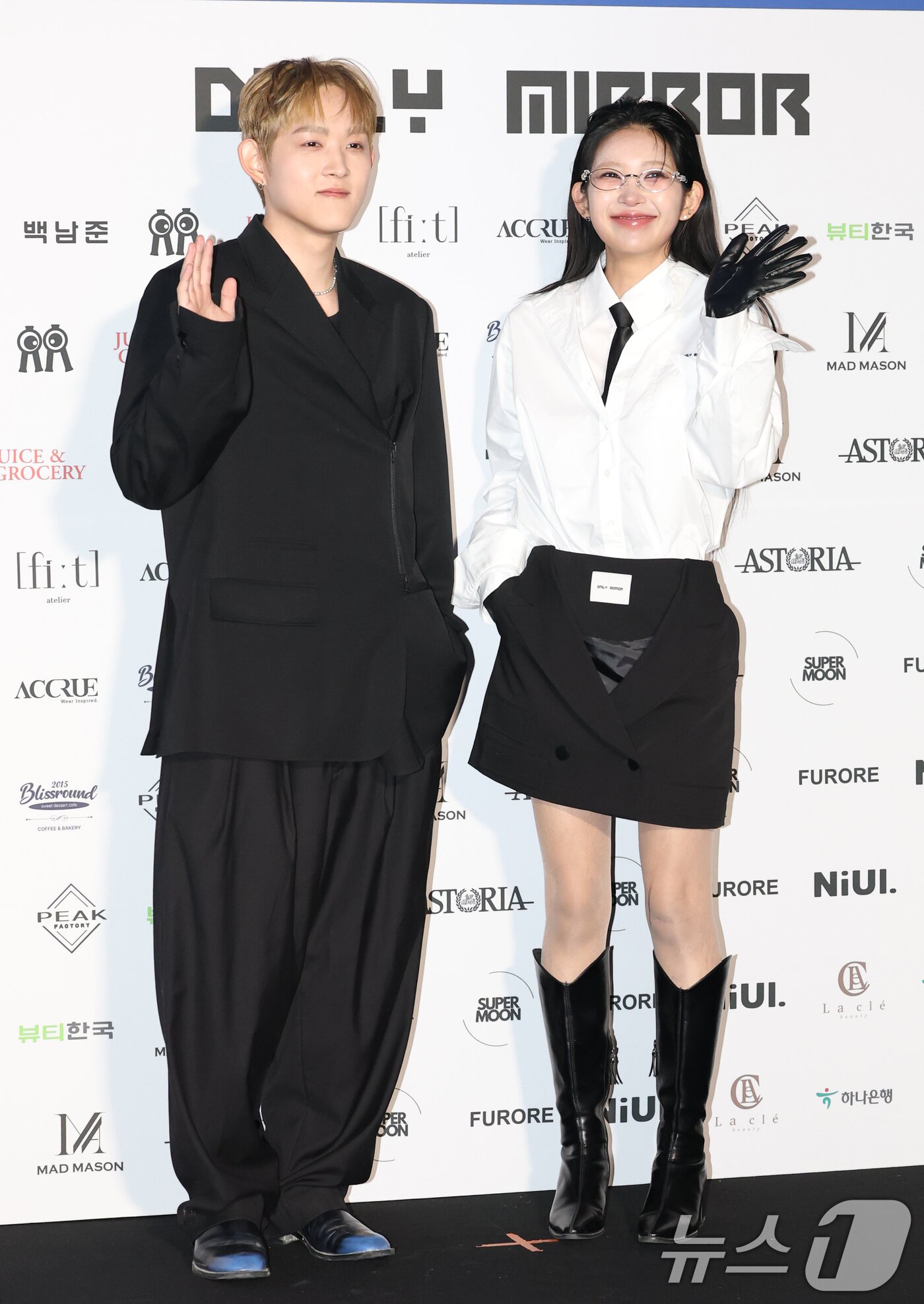 본문 이미지 - 최환희(활동명 지플랫)와 최준희(오른쪽) 남매가 7일 서울 중구 동대문디자인플라자(DDP)에서 열린 ‘2025 F/W서울패션위크’ ‘데일리미러’ 컬렉션에서 손을 흔들고 있다. ⓒ News1 권현진 기자