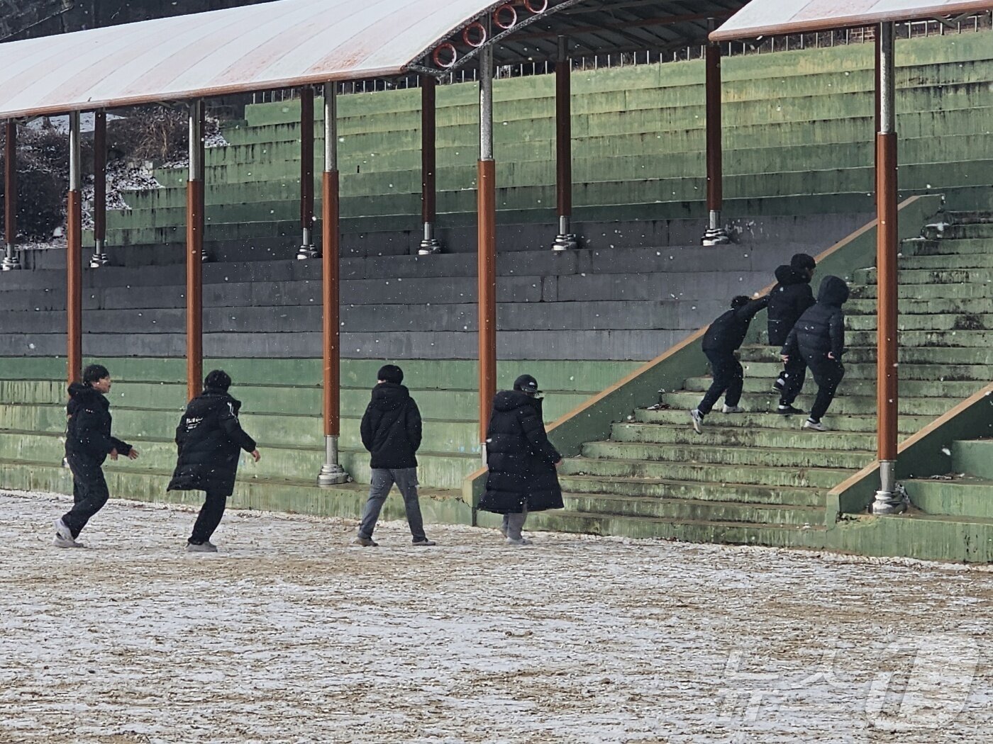 본문 이미지 - 7일 오전 김해 어방초등학교 운동장에서 눈놀이를 즐긴 학생들이 교실로 들어가고 있다. 2025.2.7 ⓒ 뉴스1 박민석 기자