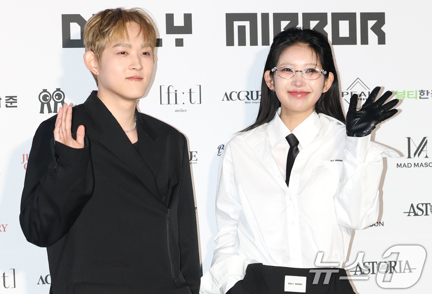 본문 이미지 - 가수 최환희(활동명 지플랫)가 7일 서울 중구 동대문디자인플라자(DDP)에서 열린 ‘2025 F/W서울패션위크’ ‘데일리미러’ 컬렉션에 참석해 모델로 변신하는 친동생 최준희(오른쪽)를 응원하고 있다.  ⓒ News1 권현진 기자