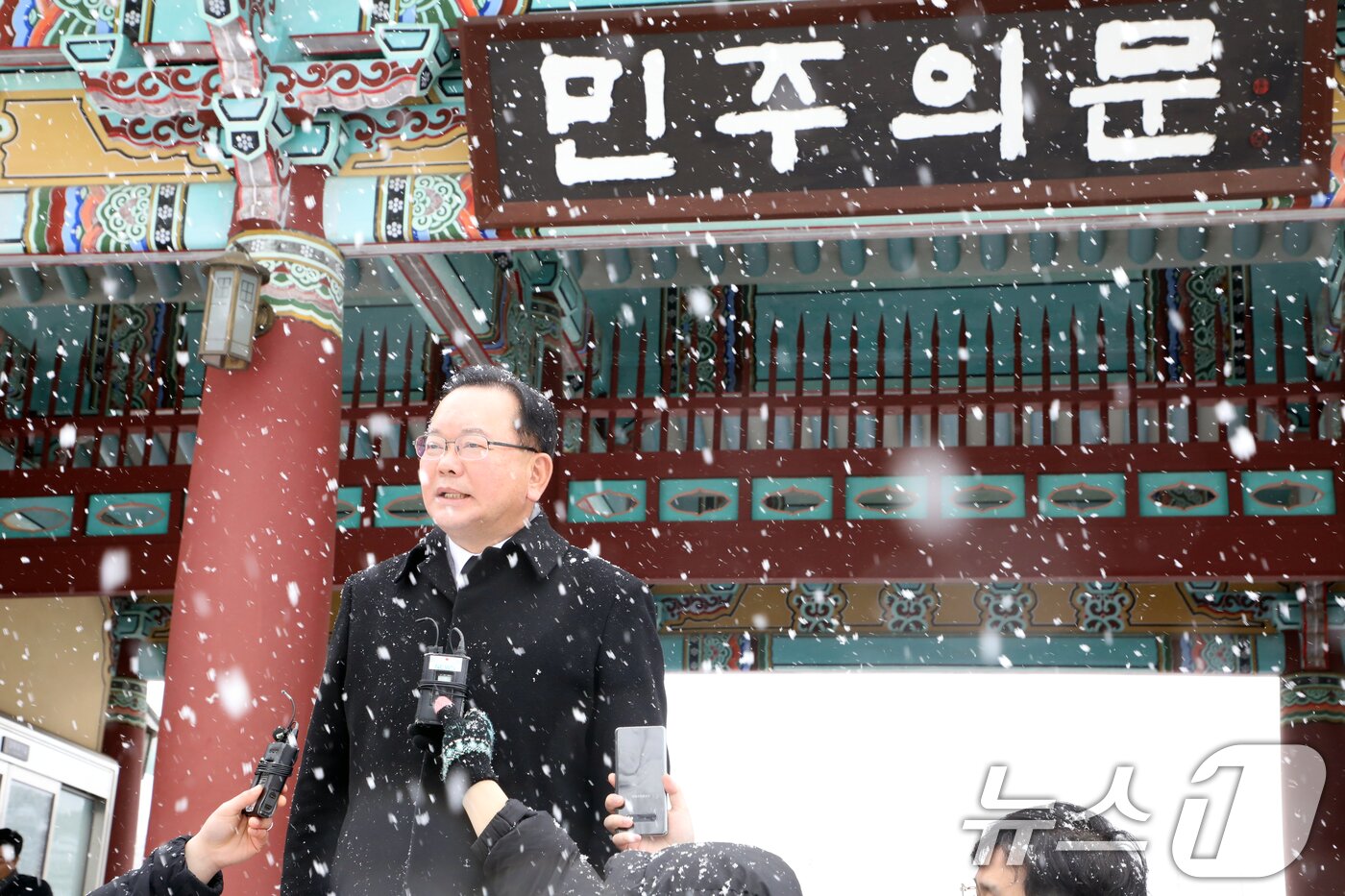 본문 이미지 - 김부겸 전 국무총리가 7일 광주 북구 국립 5·18민주묘지 참배에 앞서 인터뷰하고 있다. 2025.2.7/뉴스1 ⓒ News1 이수민 기자