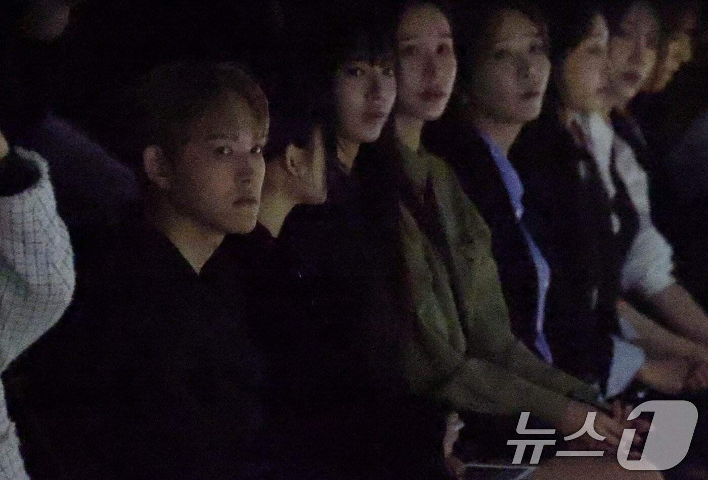 본문 이미지 - 가수 최환희(활동명 지플랫)가 7일 서울 중구 동대문디자인플라자(DDP)에서 열린 ‘2025 F/W서울패션위크’ ‘데일리미러’ 컬렉션에서 동생 최준희의 런웨이를 지켜보고 있다. ⓒ News1 권현진 기자