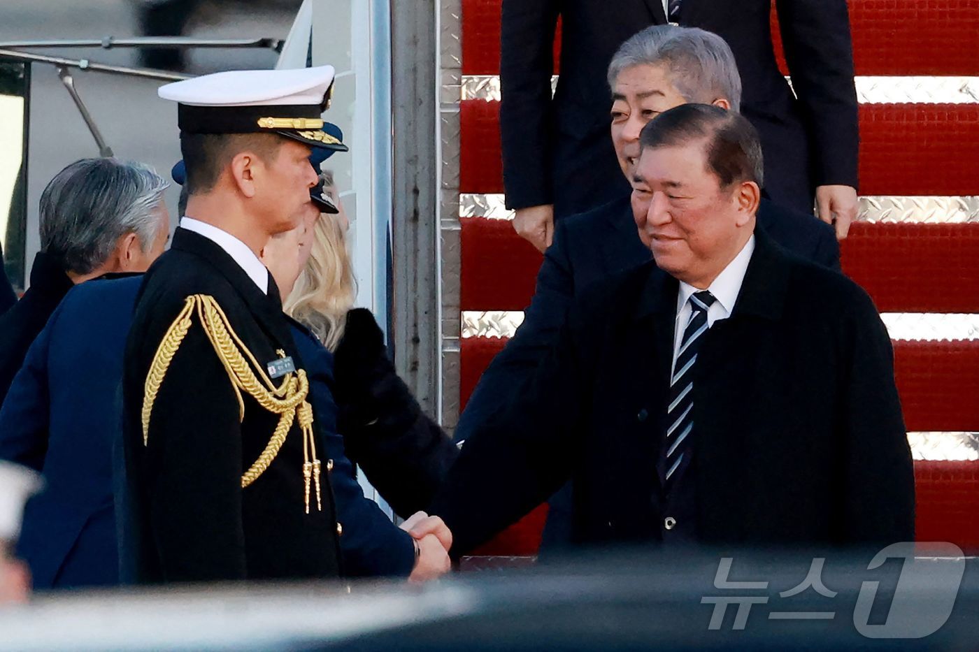 (워싱턴 AFP=뉴스1) 우동명 기자 = 이시바 시게루 일본 총리가 6일(현지시간) 도널드 트럼프 대통령과 첫 정상 회담을 위해 워싱턴 인근 앤드루스 합동 기지에 도착을 하고 있다 …