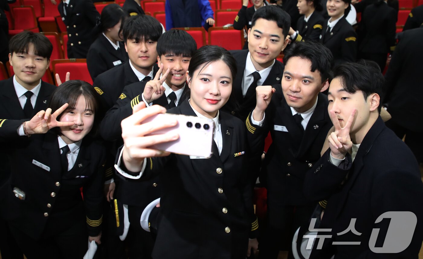 본문 이미지 - 7일 부산 영도구 국립한국해양대학교 대강당에서 열린 &#39;2024학년도 해사대학 전기 학위수여식&#39;에서 졸업생들이 셀카를 찍고 있다. 2025.2.7/뉴스1 ⓒ News1 윤일지 기자