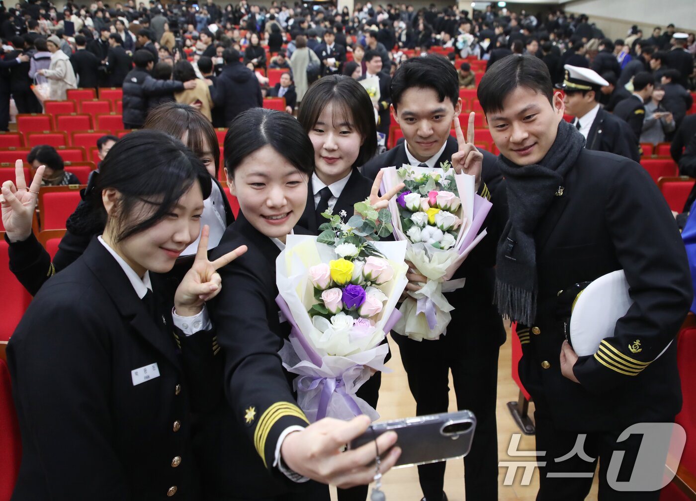 본문 이미지 - 7일 부산 영도구 국립한국해양대학교 대강당에서 열린 &#39;2024학년도 해사대학 전기 학위수여식&#39;에서 졸업생들이 셀카를 찍고 있다. 2025.2.7/뉴스1 ⓒ News1 윤일지 기자