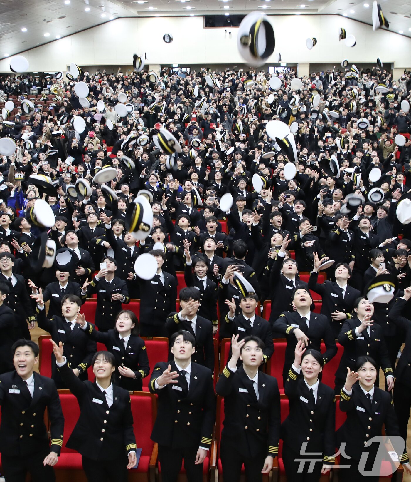 본문 이미지 - 7일 부산 영도구 국립한국해양대학교 대강당에서 열린 &#39;2024학년도 해사대학 전기 학위수여식&#39;에서 졸업생들이 모자를 던지며 졸업을 자축하고 있다. 2025.2.7/뉴스1 ⓒ News1 윤일지 기자