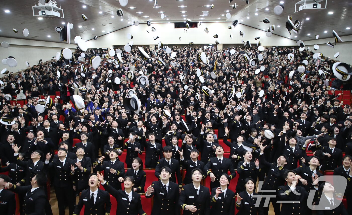 본문 이미지 - 7일 부산 영도구 국립한국해양대학교 대강당에서 열린 &#39;2024학년도 해사대학 전기 학위수여식&#39;에서 졸업생들이 모자를 던지며 졸업을 자축하고 있다. 2025.2.7/뉴스1 ⓒ News1 윤일지 기자