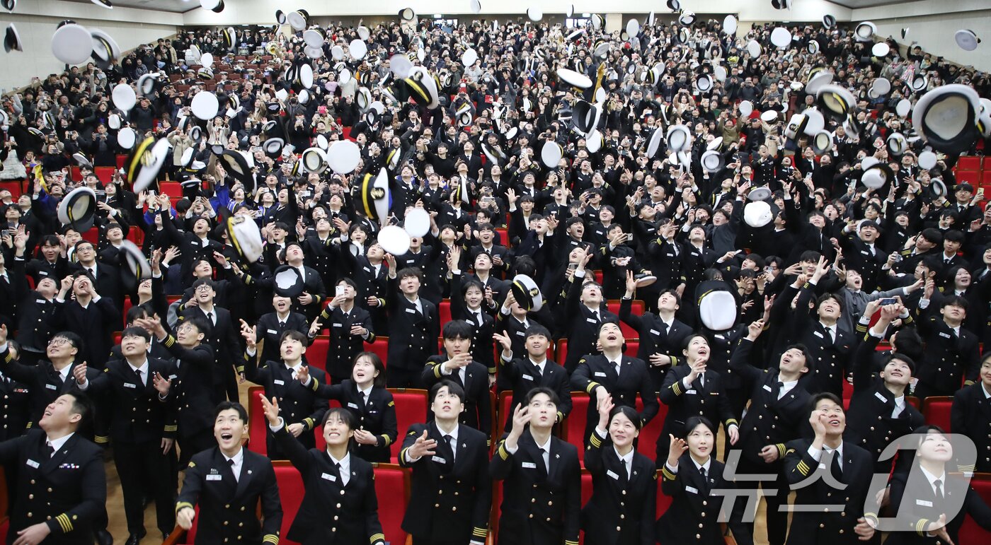 본문 이미지 - 7일 부산 영도구 국립한국해양대학교 대강당에서 열린 &#39;2024학년도 해사대학 전기 학위수여식&#39;에서 졸업생들이 모자를 던지며 졸업을 자축하고 있다. 2025.2.7/뉴스1 ⓒ News1 윤일지 기자