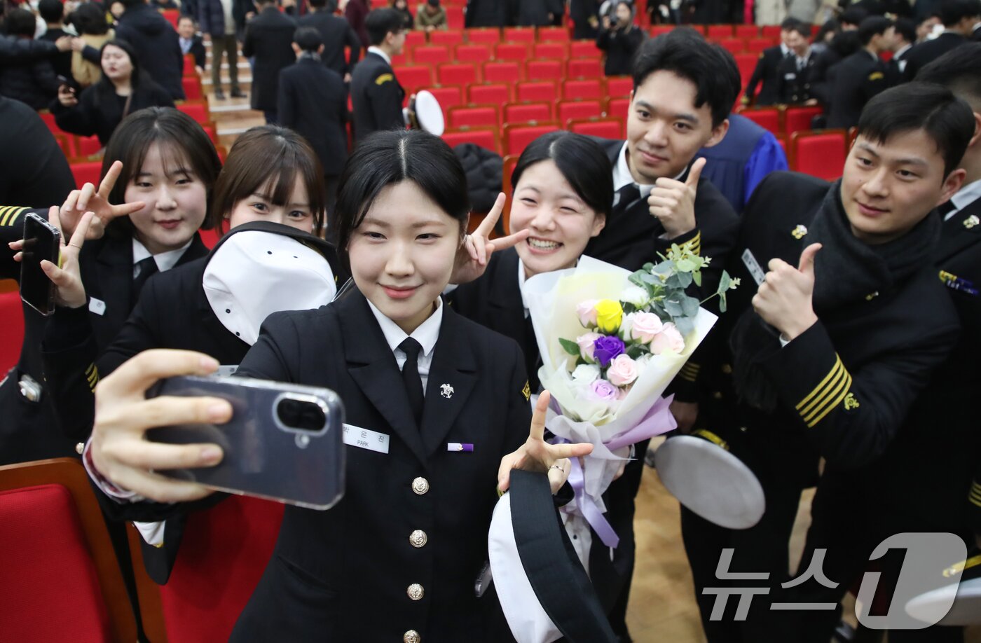 본문 이미지 - 7일 부산 영도구 국립한국해양대학교 대강당에서 열린 &#39;2024학년도 해사대학 전기 학위수여식&#39;에서 졸업생들이 셀카를 찍고 있다. 2025.2.7/뉴스1 ⓒ News1 윤일지 기자
