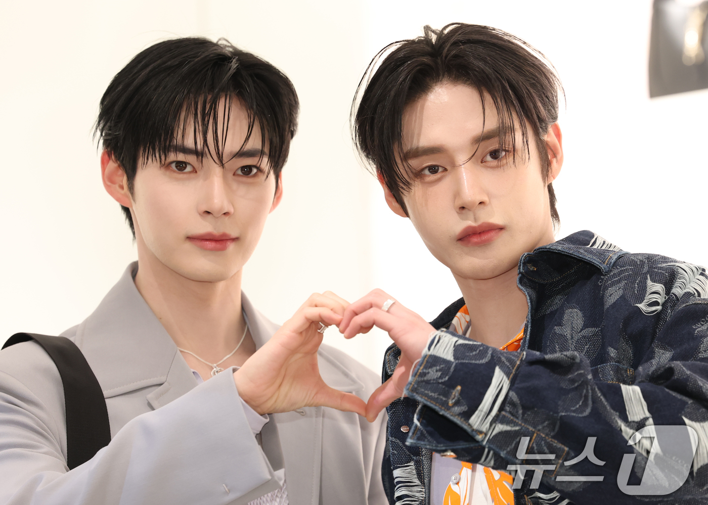 (서울=뉴스1) 권현진 기자 = 제로베이스원 성한빈과 김지웅(오른쪽)이 7일 서울 강남구 현대백화점 압구정본점에서 진행된 이탈리아 브랜드 구찌(Gucci)의 현대백화점 압구정본점 …