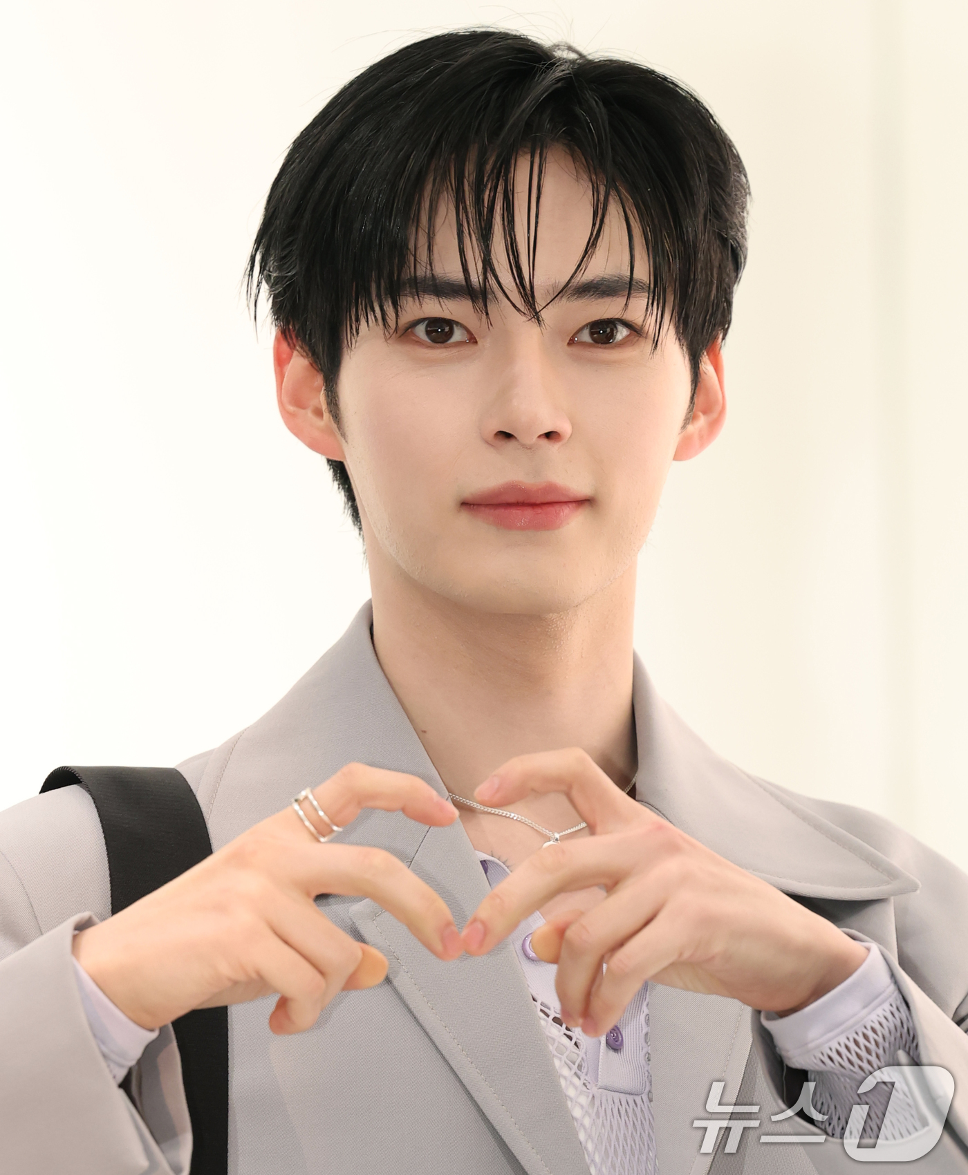 (서울=뉴스1) 권현진 기자 = 제로베이스원 성한빈이 7일 서울 강남구 현대백화점 압구정본점에서 진행된 이탈리아 브랜드 구찌(Gucci)의 현대백화점 압구정본점 스토어 리뉴얼 오픈 …