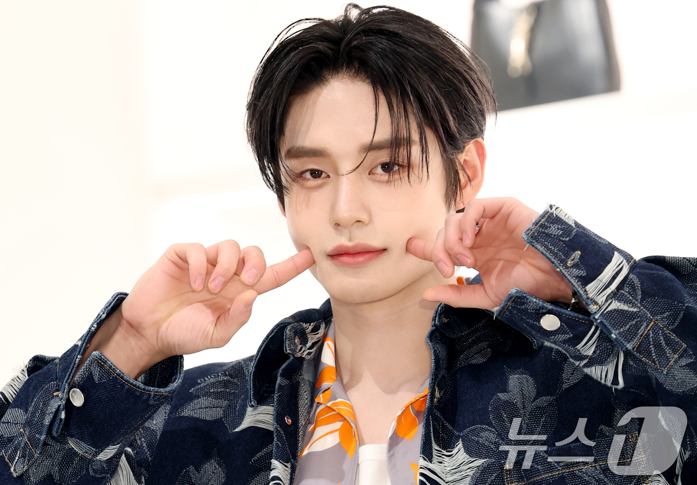 (서울=뉴스1) 권현진 기자 = 제로베이스원 김지웅이 7일 서울 강남구 현대백화점 압구정본점에서 진행된 이탈리아 브랜드 구찌(Gucci)의 현대백화점 압구정본점 스토어 리뉴얼 오픈 …