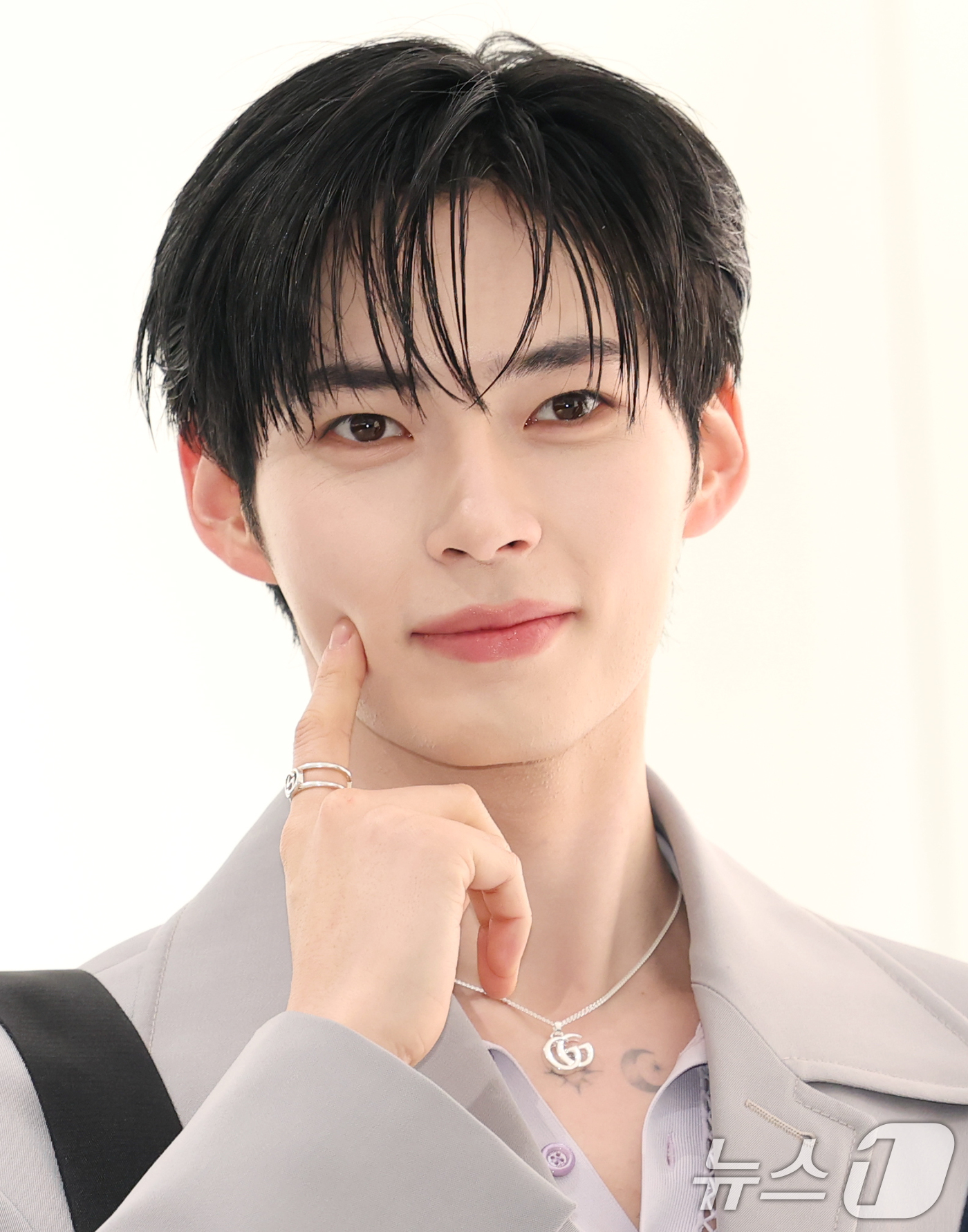 (서울=뉴스1) 권현진 기자 = 제로베이스원 성한빈이 7일 서울 강남구 현대백화점 압구정본점에서 진행된 이탈리아 브랜드 구찌(Gucci)의 현대백화점 압구정본점 스토어 리뉴얼 오픈 …