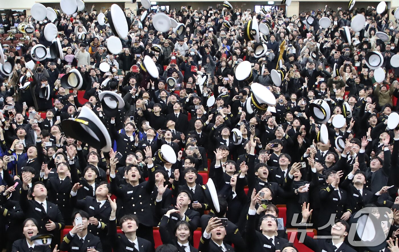본문 이미지 - 7일 부산 영도구 국립한국해양대학교 대강당에서 열린 &#39;2024학년도 해사대학 전기 학위수여식&#39;에서 졸업생들이 모자를 던지며 졸업을 자축하고 있다. 2025.2.7/뉴스1 ⓒ News1 윤일지 기자
