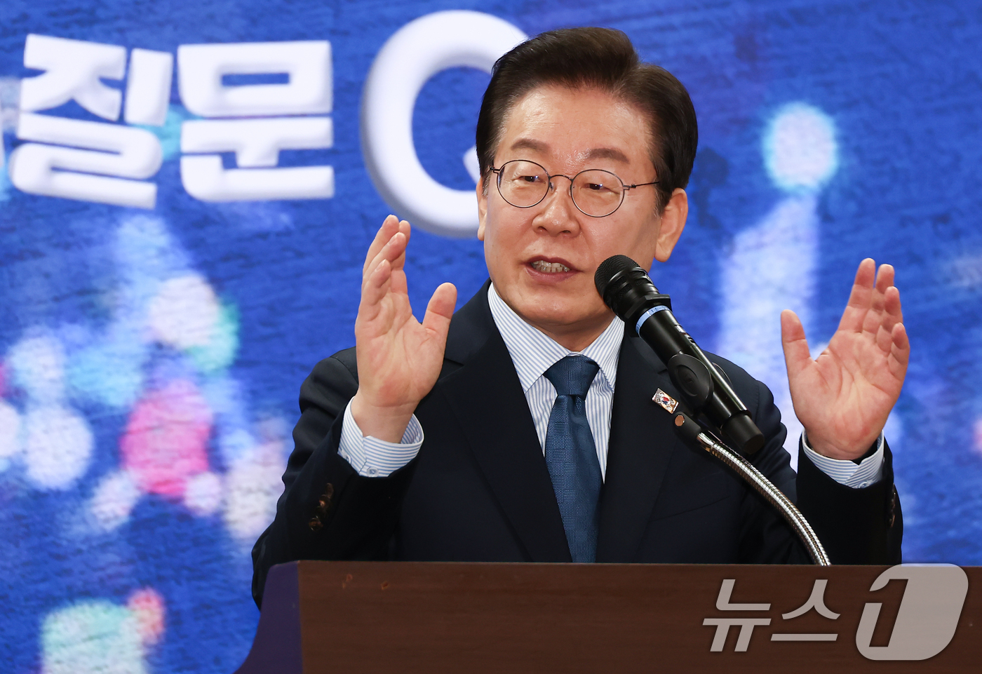 (서울=뉴스1) 김민지 기자 = 이재명 더불어민주당 대표가 7일 오전 서울 여의도 국회의원회관에서 열린 '다함께 만드는 세상, 모두의 질문Q 출범식'에서 격려사를 하고 있다. 20 …