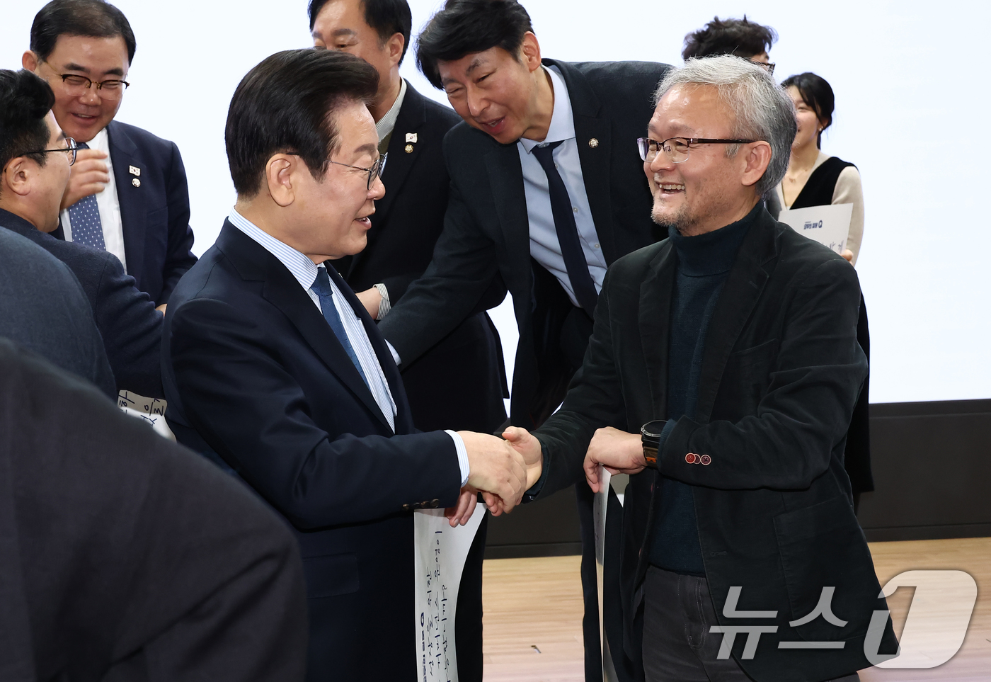 (서울=뉴스1) 김민지 기자 = 이재명 더불어민주당 대표가 7일 오전 서울 여의도 국회의원회관에서 열린 '다함께 만드는 세상, 모두의 질문Q 출범식'에서 박태웅 민주연구원 집단지성 …