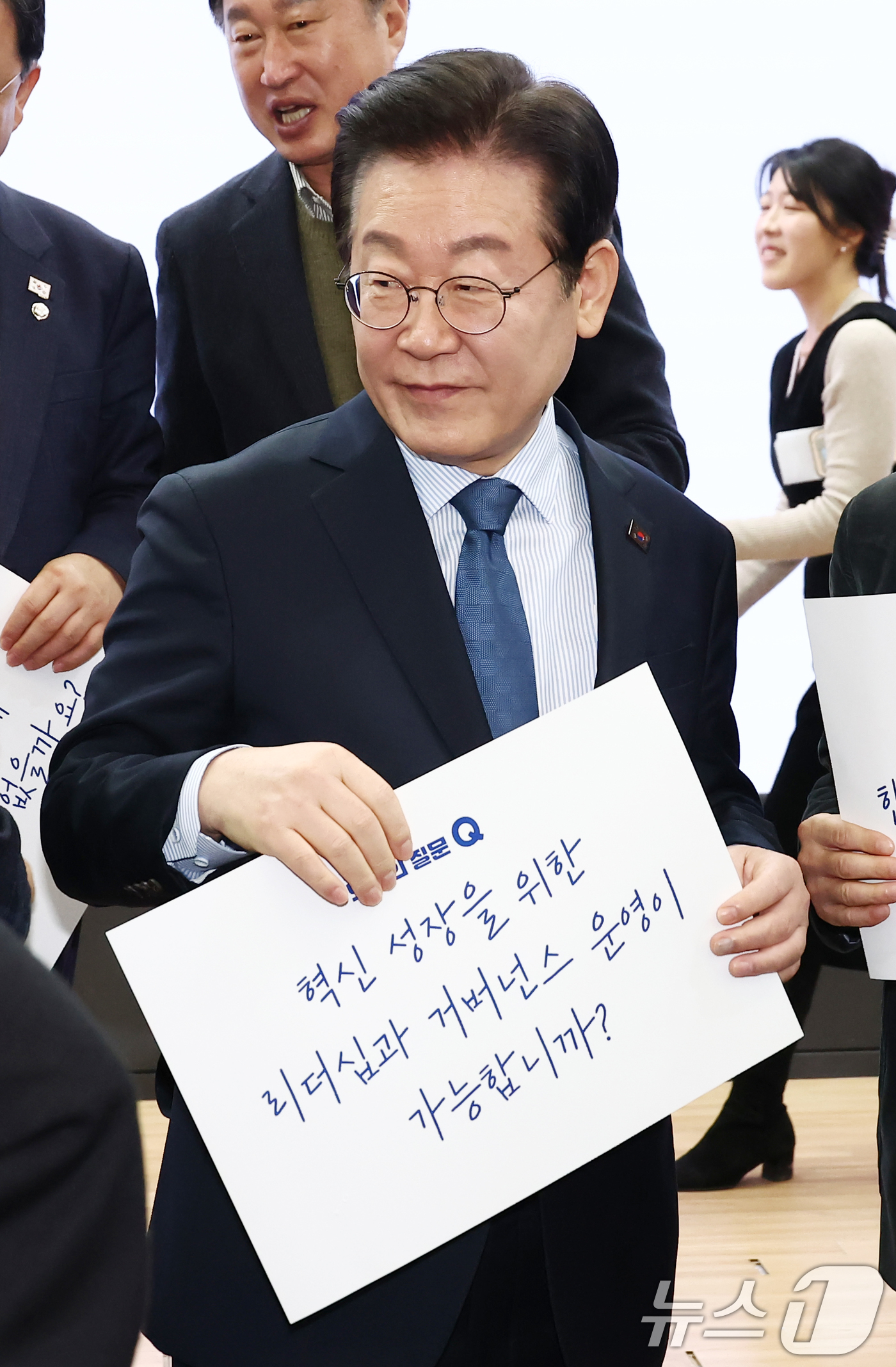 (서울=뉴스1) 김민지 기자 = 이재명 더불어민주당 대표가 7일 오전 서울 여의도 국회의원회관에서 열린 '다함께 만드는 세상, 모두의 질문Q 출범식'에서 손피켓을 들고 있다. 20 …