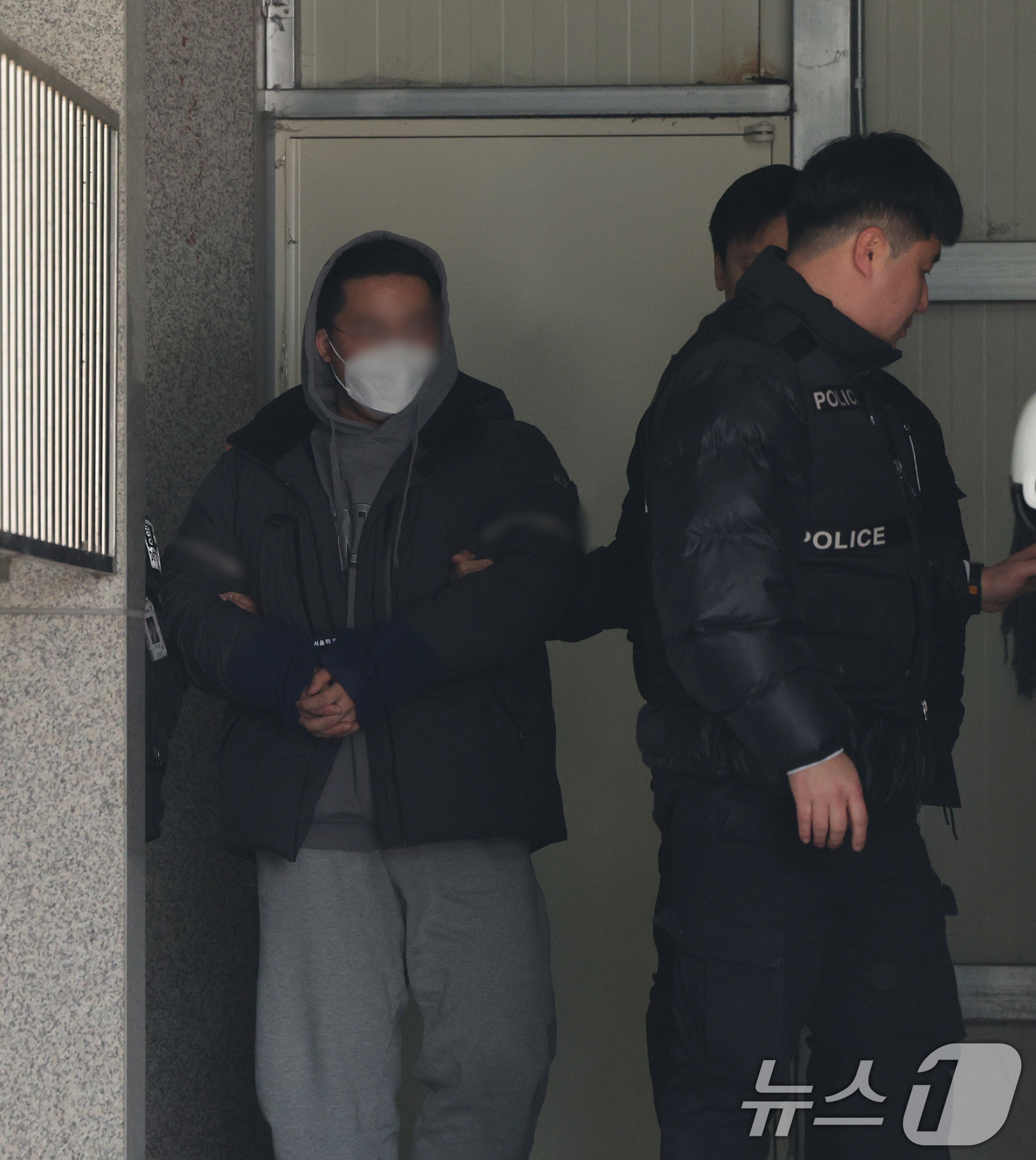 (서울=뉴스1) 장수영 기자 = '서부지법 난입' 사태 당시 '검은복면 남'으로 알려진 20대 A 씨가 7일 오후 서울 마포구 서부지법에서 열리는 영장실질심사(구속 전 피의자심문) …