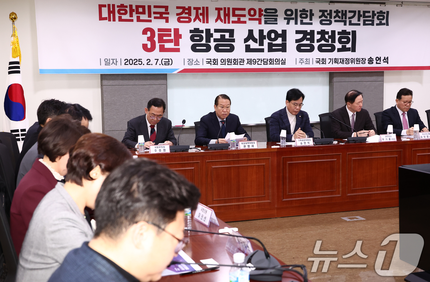 (서울=뉴스1) 김민지 기자 = 권영세 국민의힘 비상대책위원장이 7일 오전 서울 여의도 국회의원회관에서 열린 '대한민국 경제 재도약을 위한 정책 간담회 3탄 항공산업 경청회'에서 …
