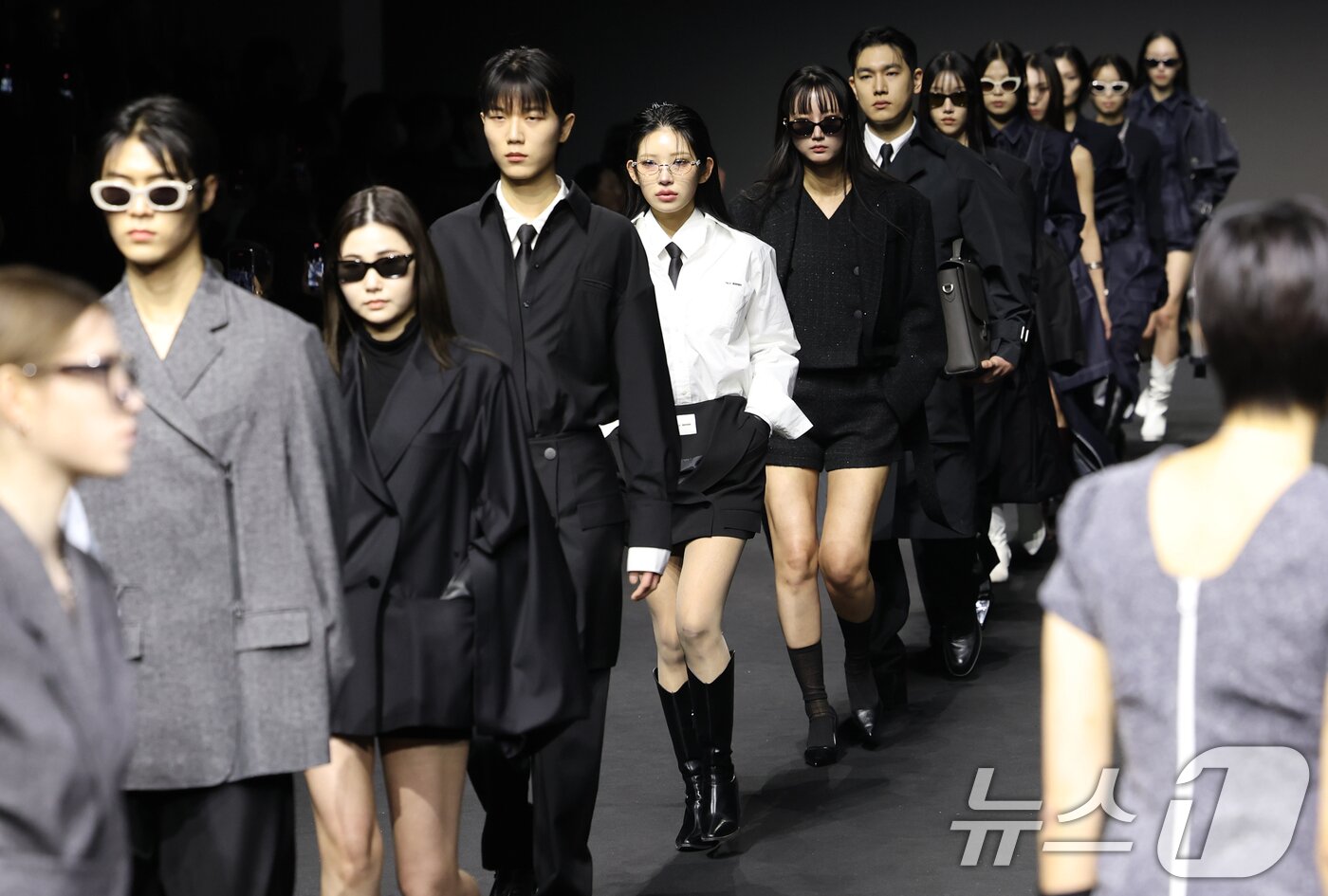 본문 이미지 - ‘故 최진실 딸’ 최준희(가운데)가 7일 서울 중구 동대문디자인플라자(DDP)에서 열린 ‘2025 F/W서울패션위크’ ‘데일리미러’ 컬렉션에서 모델로 변신해 피날레를 하고 있다. ⓒ News1 권현진 기자