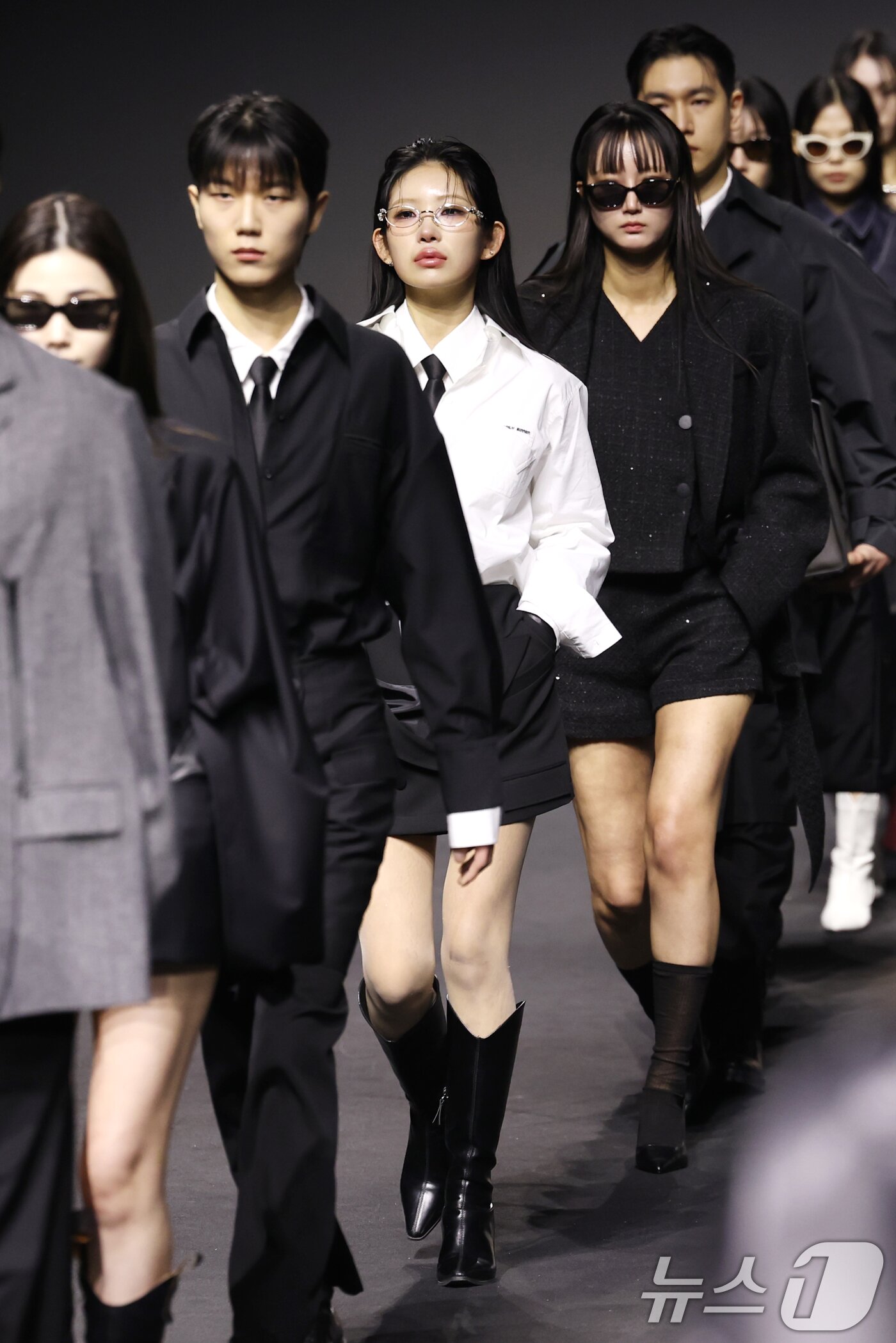 본문 이미지 - ‘故 최진실 딸’ 최준희(왼쪽 세 번째)가 7일 서울 중구 동대문디자인플라자(DDP)에서 열린 ‘2025 F/W서울패션위크’ ‘데일리미러’ 컬렉션 무대에 올라 피날레를 하고 있다. ⓒ News1 권현진 기자