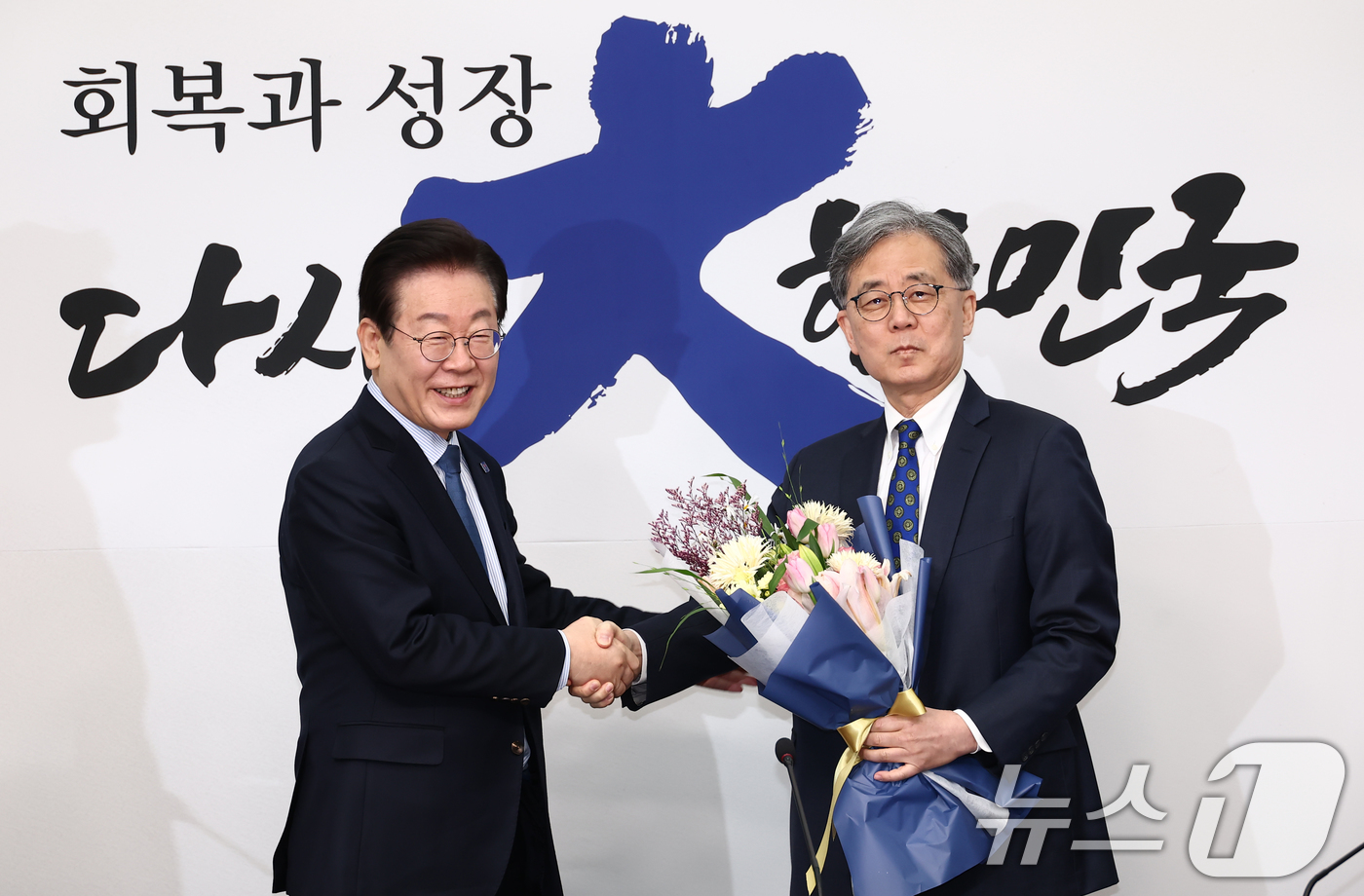 (서울=뉴스1) 김민지 기자 = 이재명 더불어민주당 대표가 7일 오전 서울 여의도 국회에서 최고위원회의에 앞서 열린 임명식에서 김현종 외교안보 보좌관에게 임명장을 수여한 뒤 기념촬 …