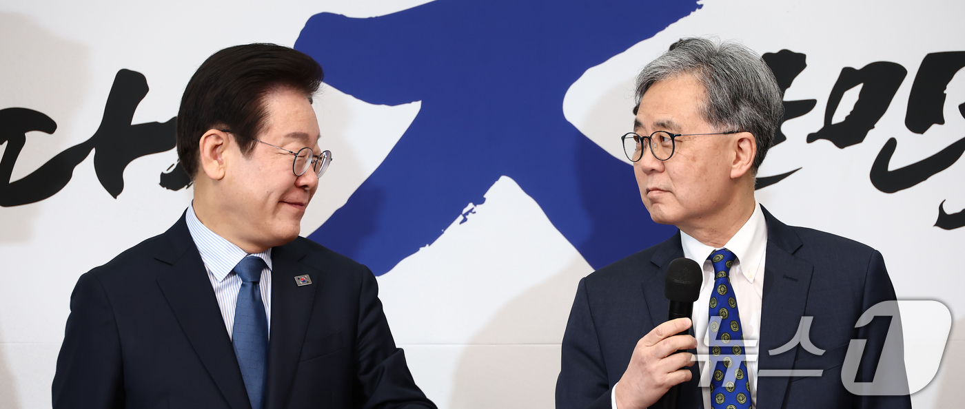 (서울=뉴스1) 김민지 기자 = 이재명 더불어민주당 대표가 7일 오전 서울 여의도 국회에서 최고위원회의에 앞서 열린 임명식에서 김현종 외교안보 보좌관의 인사말을 듣고 있다. 202 …
