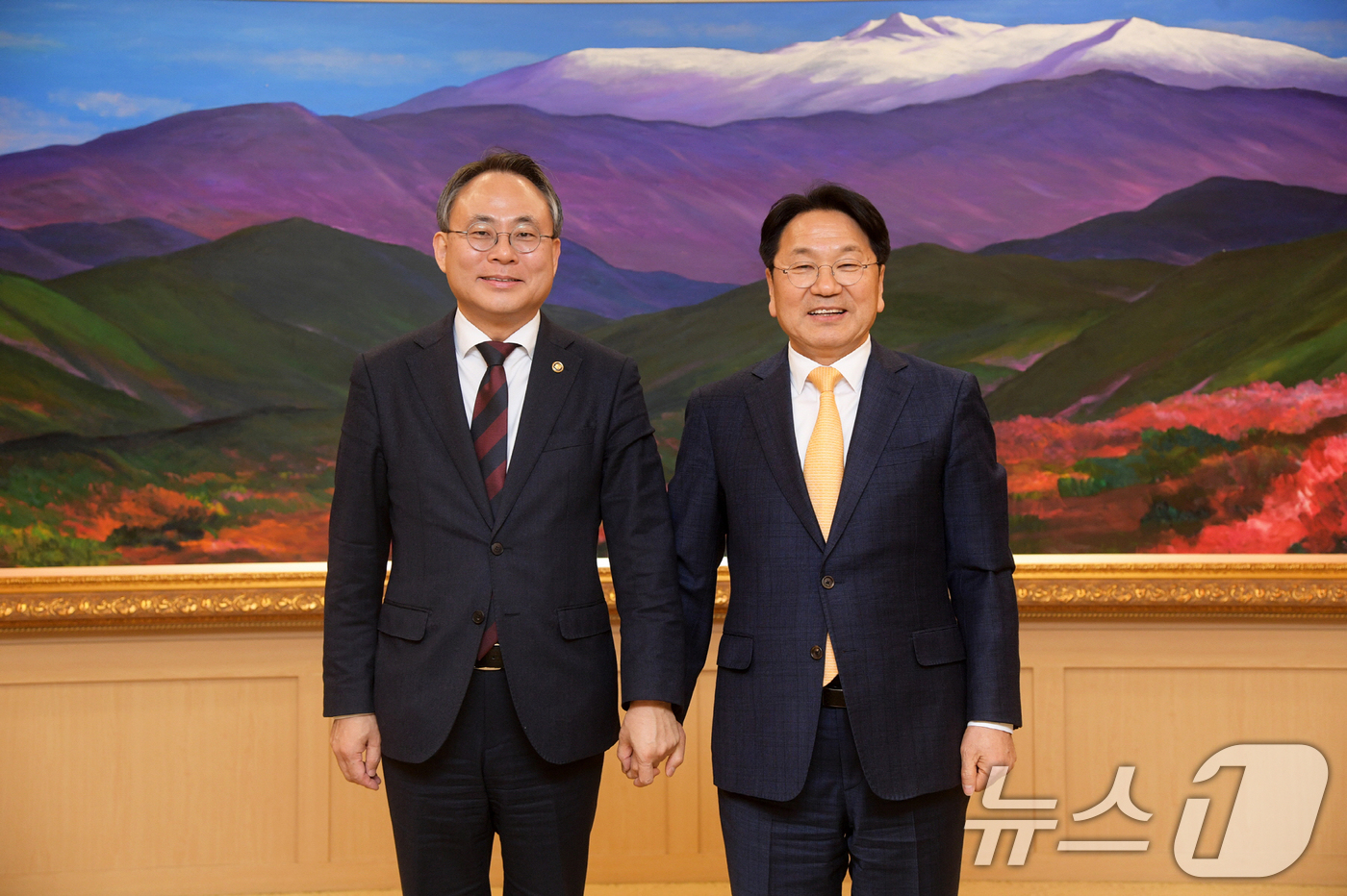 (광주=뉴스1) 박준배 기자 = 강기정 광주시장이 지난 6일 광주시청 비즈니스룸에서 고기동 행정안전부 장관 직무대행과 환담을 나눈 후 기념촬영을 하고 있다. (광주시 제공) 202 …