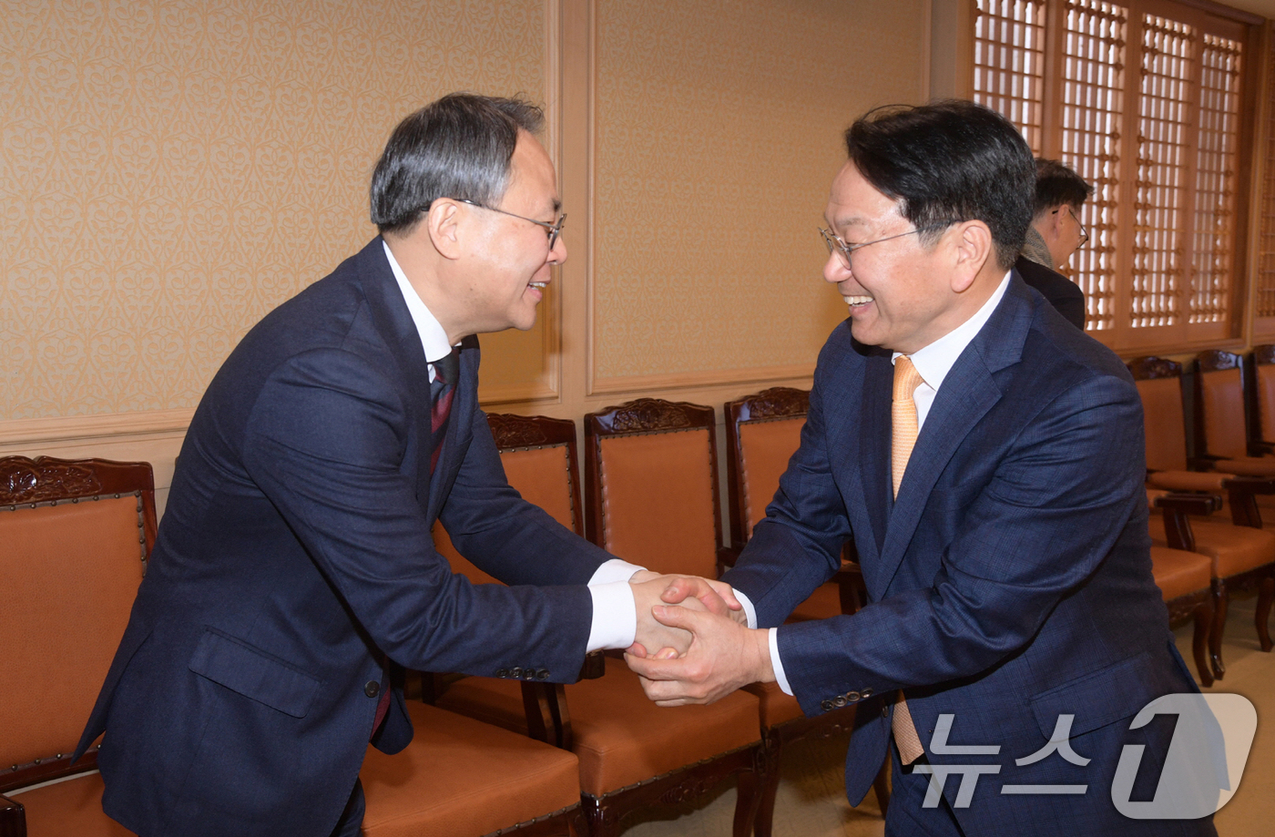 (광주=뉴스1) 박준배 기자 = 강기정 광주시장이 지난 6일 시청 비즈니스룸에서 고기동 행정안전부 장관 직무대행과 악수를 하며 인사를 나누고 있다. (광주시 제공) 2025.2.7 …