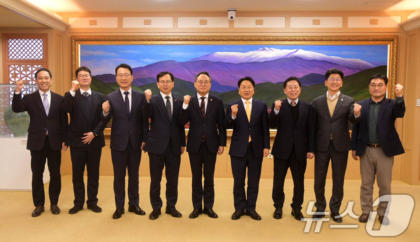 (광주=뉴스1) 박준배 기자 = 강기정 광주시장이 지난 6일 시청 비즈니스룸에서 고기동 행정안전부 장관 직무대행과 환담을 나눈 뒤 기념촬영을 하고 있다. (광주시 제공) 2025. …