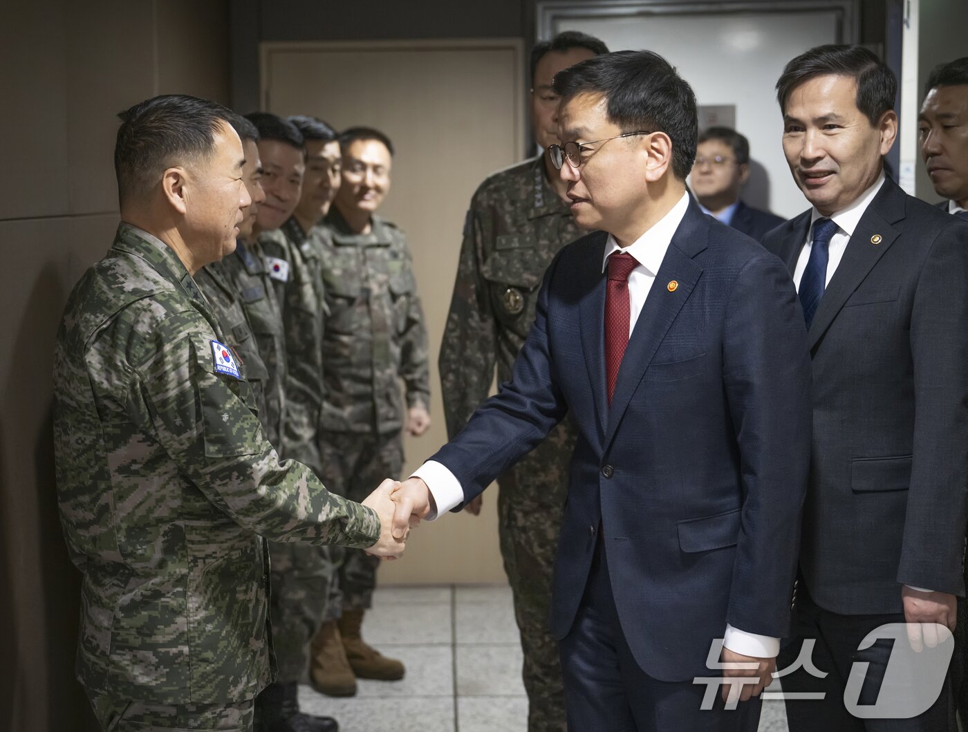 본문 이미지 - 최상목 대통령 권한대행 부총리 겸 기획재정부 장관이 7일 서울 용산구 합동참모본부 지휘통제실을 방문, 주일석 해병대 사령관과 인사를 하고 있다. &#40;국방부 제공&#41; 2025.2.7/뉴스1