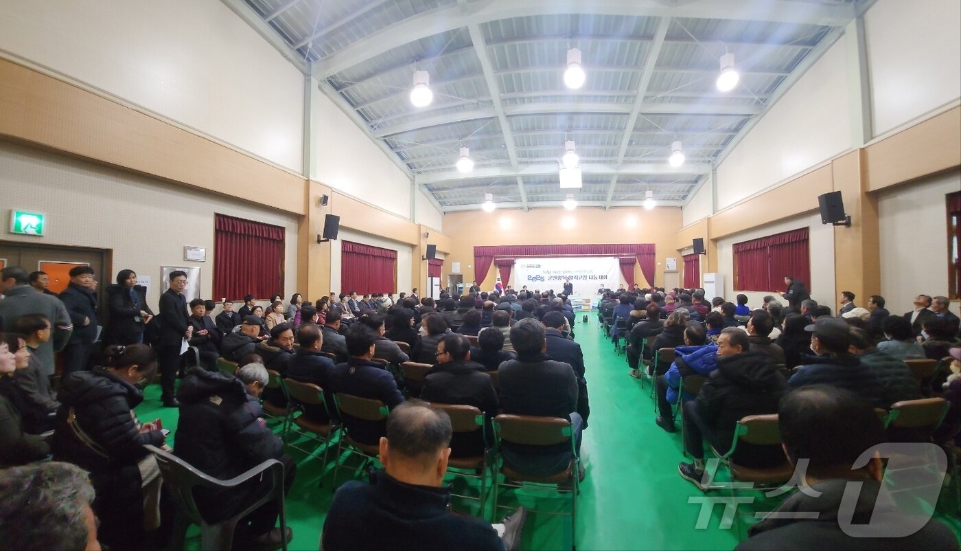 본문 이미지 - 심덕섭 전북자치도 고창군수가 2025년 을사년 ‘활력고창 나눔대화’ 14개 읍·면 방문을 모두 마쳤다. 사진은 5일 공음면 다목적 센터에서 개최된 공음면민과의 대화.2025.2.5/ 뉴스1 ⓒ News1 