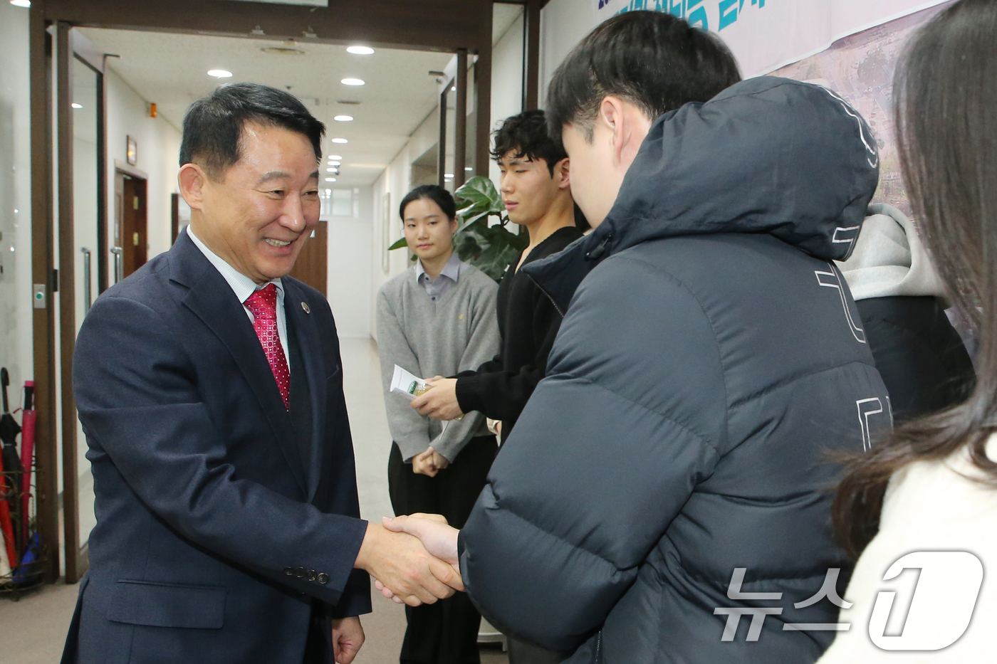 (대전=뉴스1) 김기태 기자 = 서철모 대전 서구청장이 7일 오후 구청에서 일자리체험사업 참여 청년과 간담회를 갖고 격려하고 있다. 2025.2.7/뉴스1